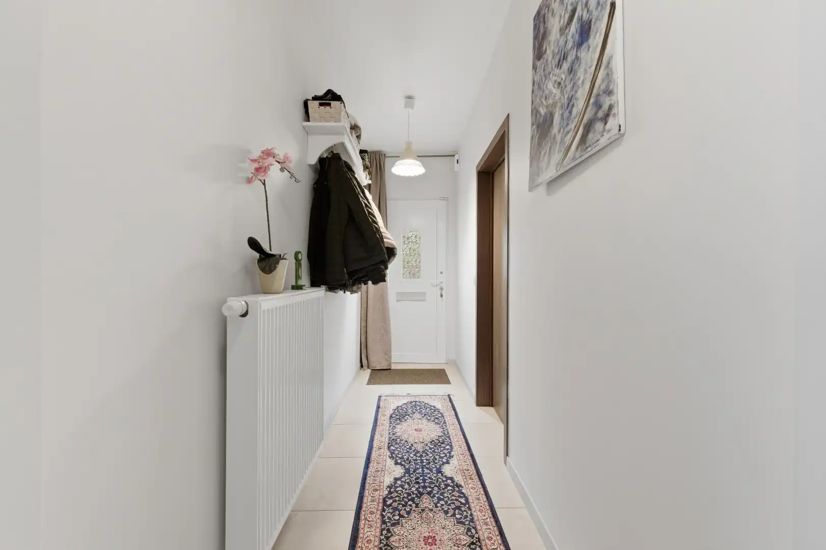 Zeer goed gelegen open bebouwing met 2 zeer ruime slaapkamers, garage en aangelegde tuin met terras foto 3