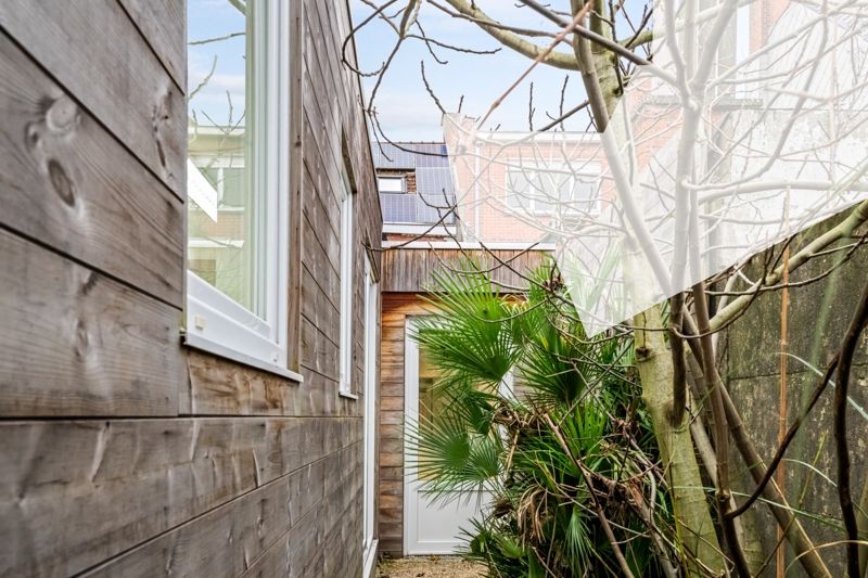 Roeselare - Stadsrand: Ruime, vernieuwde tussenwoning met 195m² woonoppervlakte & 4 slaapkamers foto 15