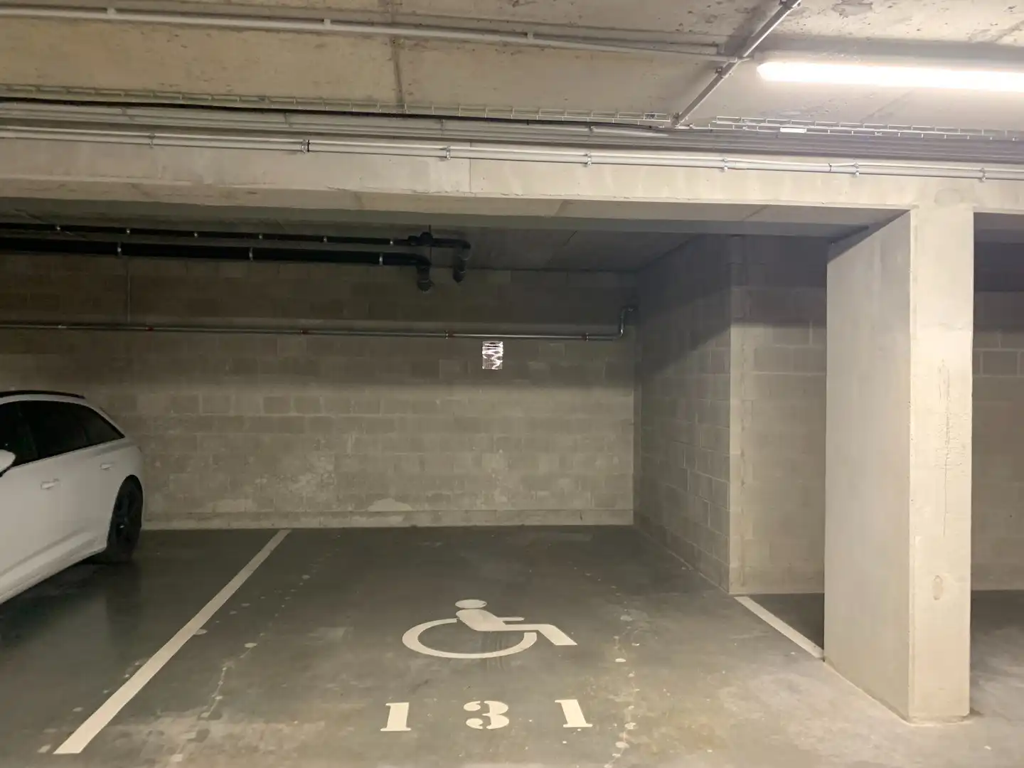 Grote ondergrondse parkeerplaats te huur onder het Marktplein in Harelbeke foto {{pictureIndex}}