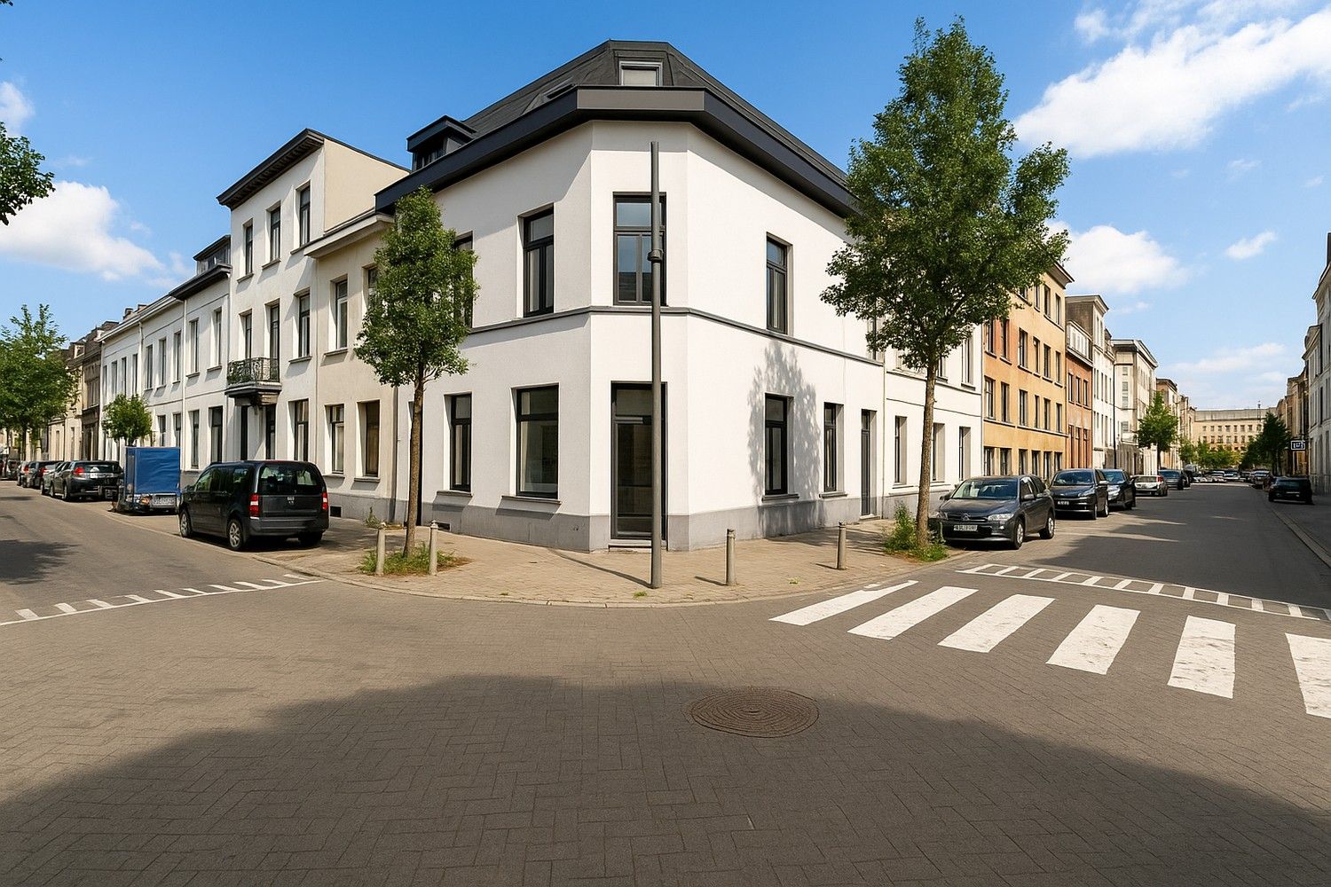 Opbrengsteigendom - Gerenoveerde woning met 3 slaapkamers te Oud-Berchem. foto {{pictureIndex}}