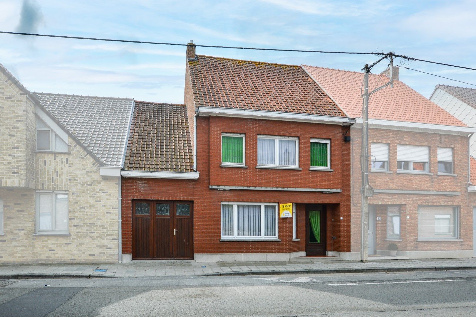 Hoofdfoto van de publicatie: Op te frissen ruime woning op 514 m² in het centrum van Eernegem