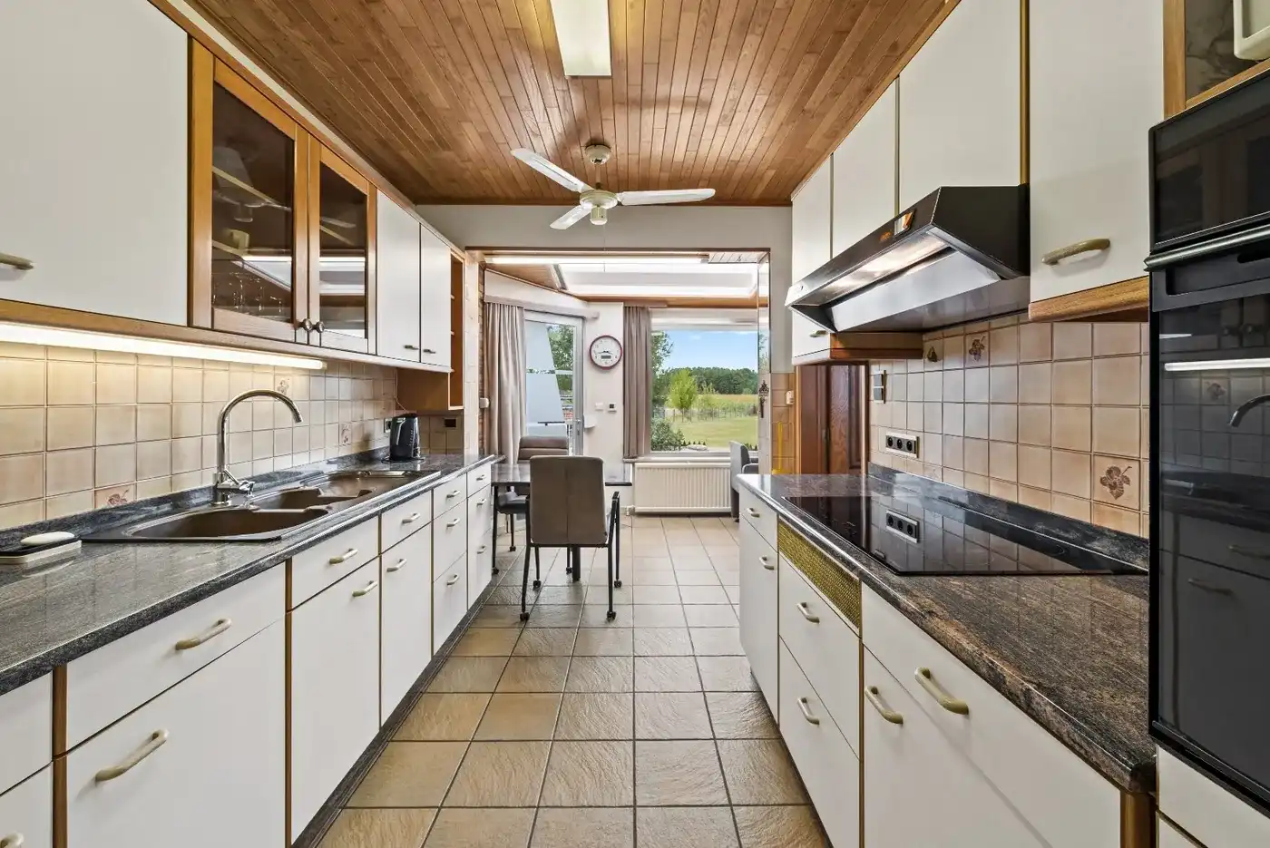 Open bebouwing op topligging met 2 slaapkamers en prachtige tuin foto 9
