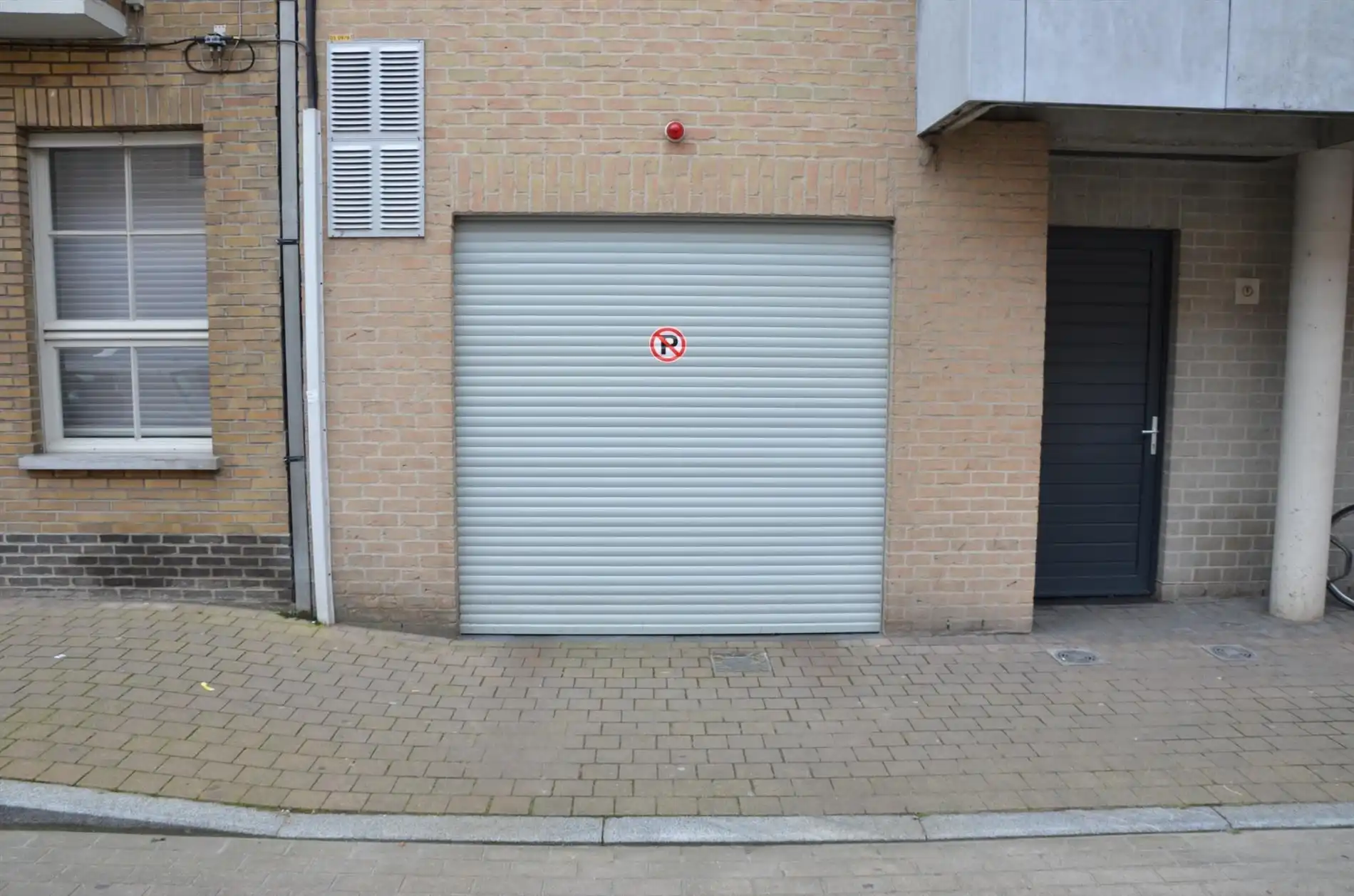 Ruime garagebox nabij de Grote Markt foto 4