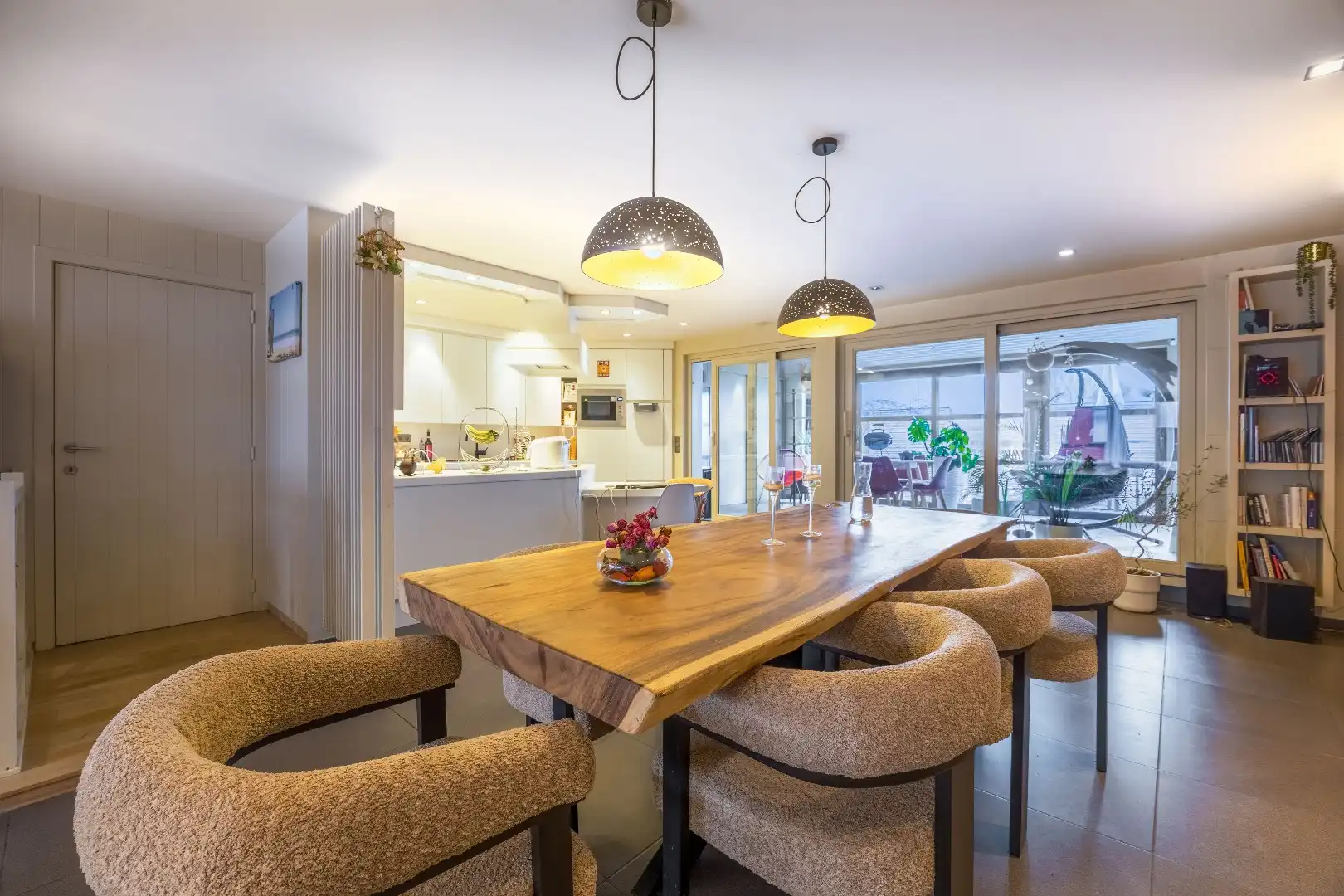 Prachtige woning met dubbele garage en tuin  foto 3