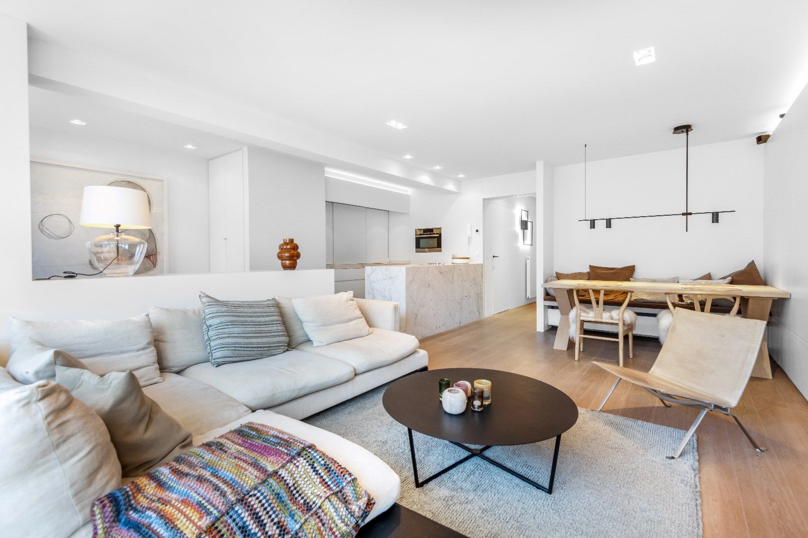 Smaakvol gerenoveerd appartement met mooie gevelbreedte centraal gelegen op de Lippenslaan. foto 2