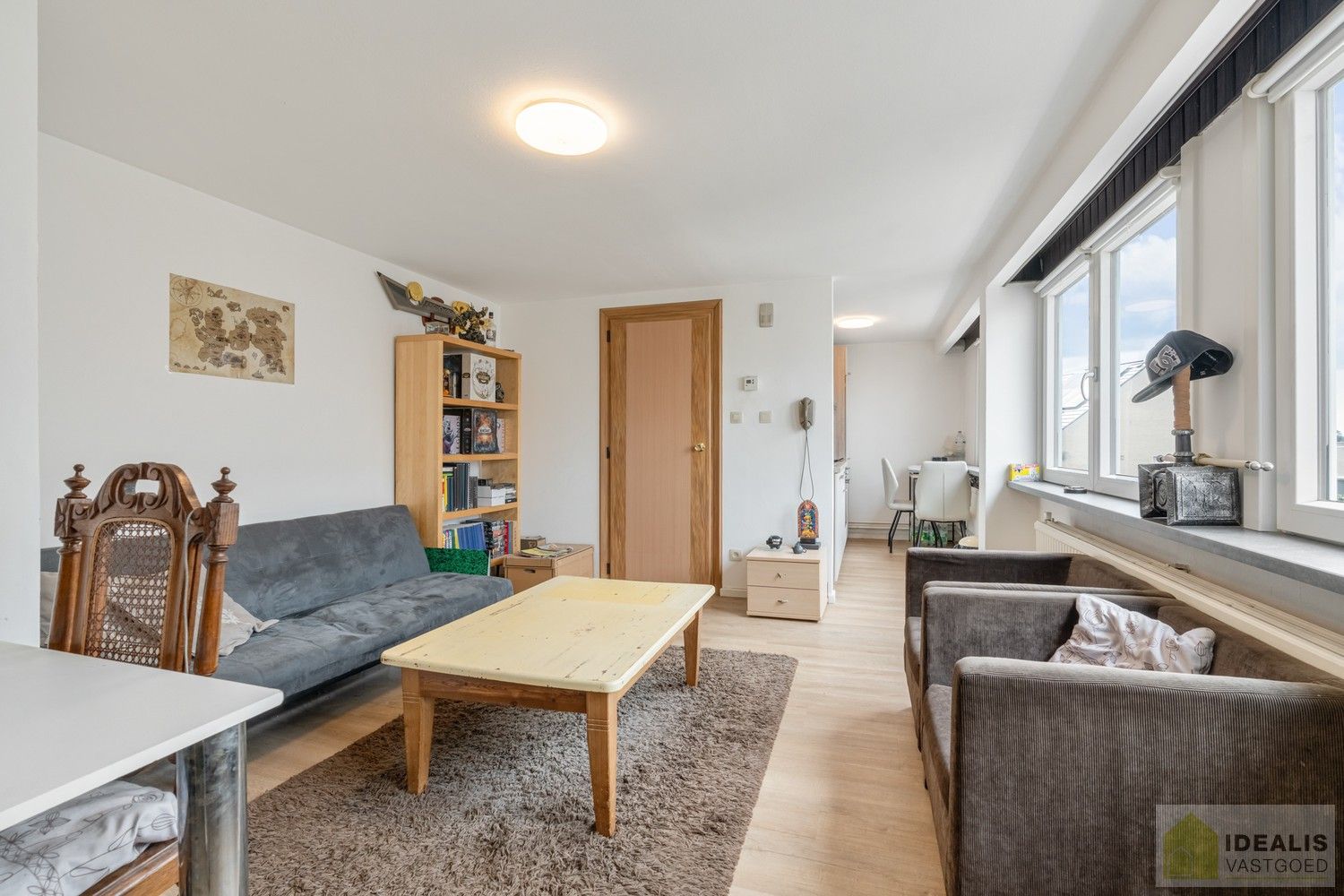 IDEALIS VASTGOED - APPARTEMENT PAL IN  HET CENTRUM VAN HAMONT! Dit appartement omvat 60m² netto bewoonbare oppervlakte en is voorzien van een lichtrijke woonkamer met aansluitend een uitgeruste keuken, nachthal, badkamer, slaapkamer en berging!! Zeer geschikt voor kandidaten op zoek naar een instapklaar appartement in het stadscentrum van Hamont! foto 5