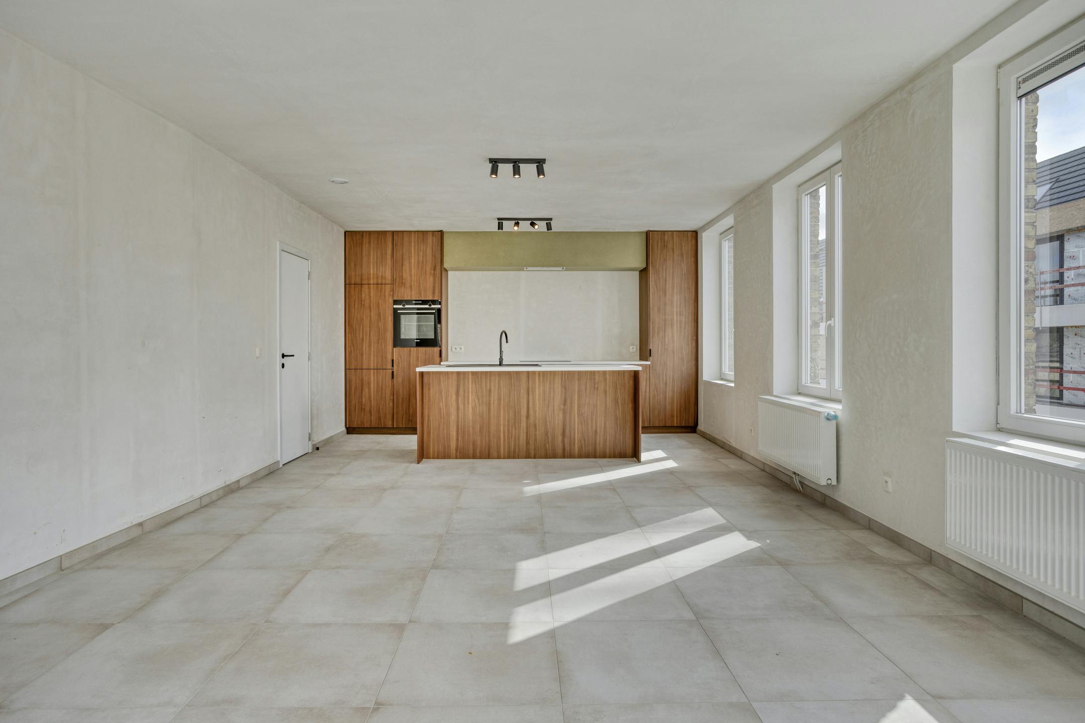Pand met 2 gerenoveerde appartementen en winkel te Veurne. foto 24