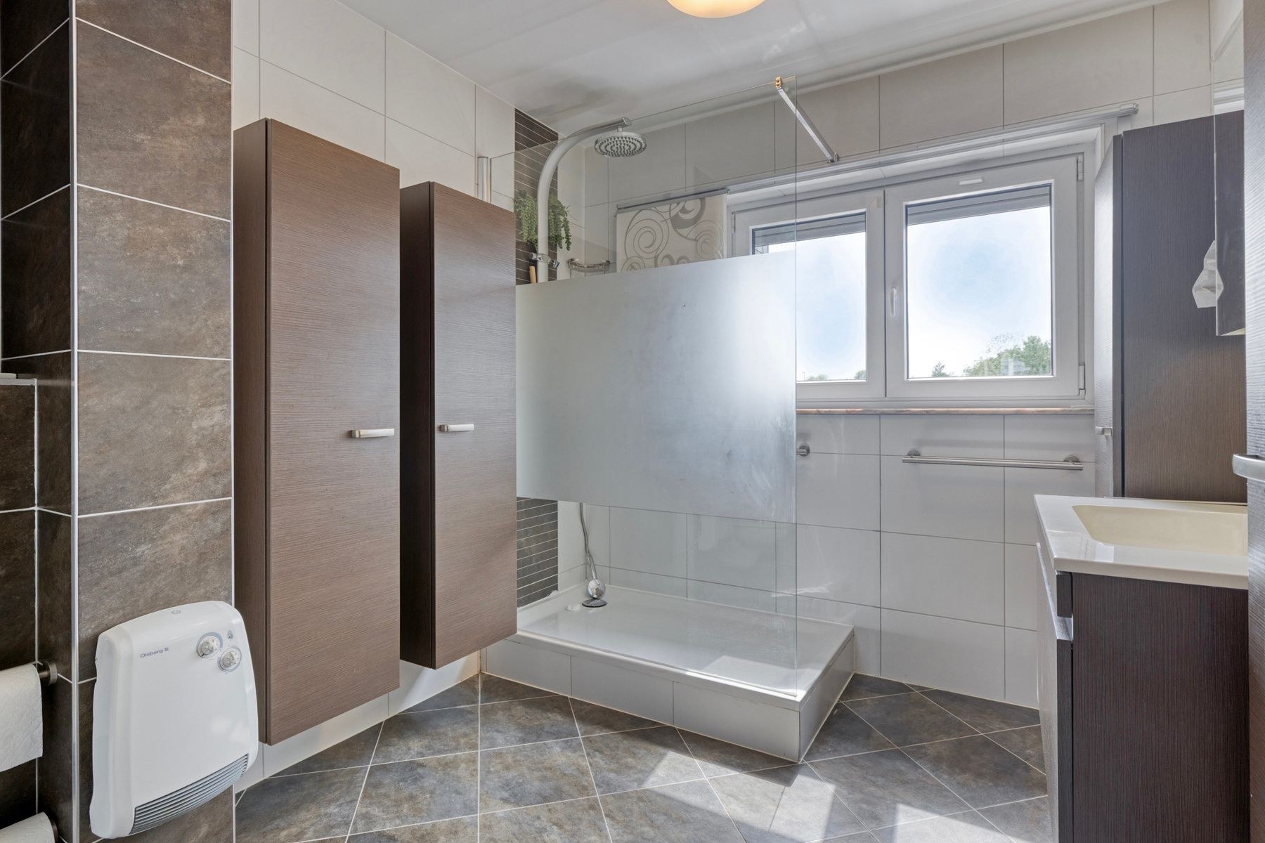 Rustig gelegen woning met 2 garages foto 9