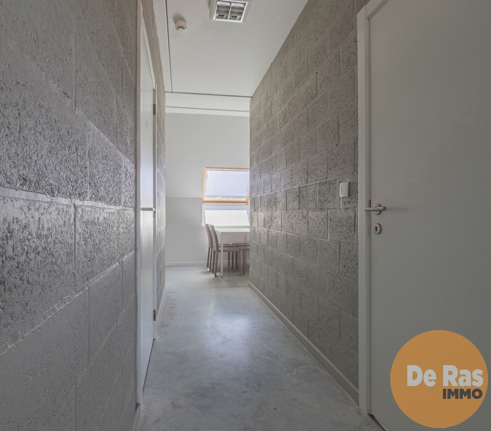 NIEUWERKERKEN - Recent gebouw met magazijn foto 12