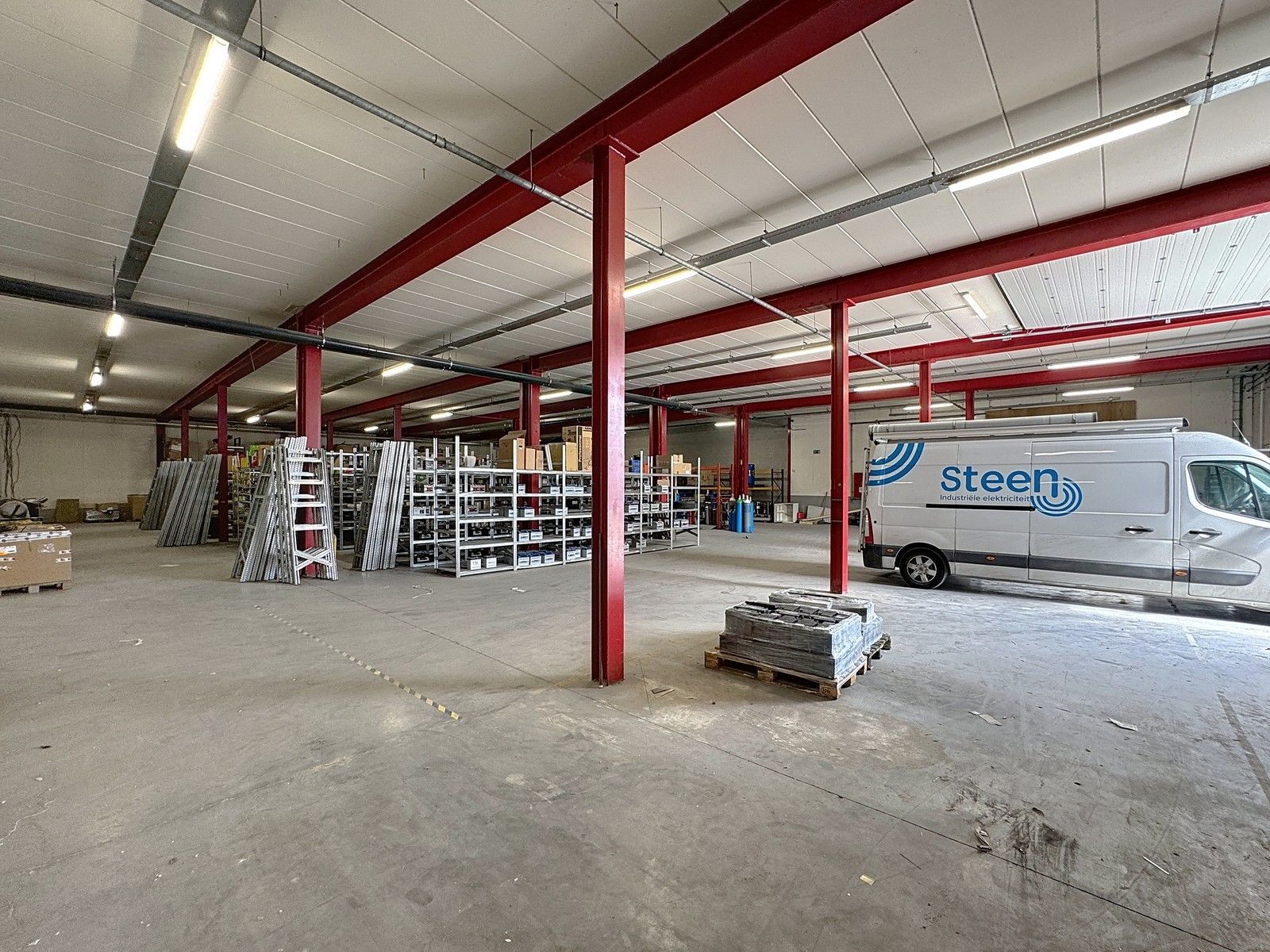 Instapklaar MAGAZIJN (920m²) met sectionaalpoort te huur op industriezone "Herderbrug" te 8000 Brugge foto 2