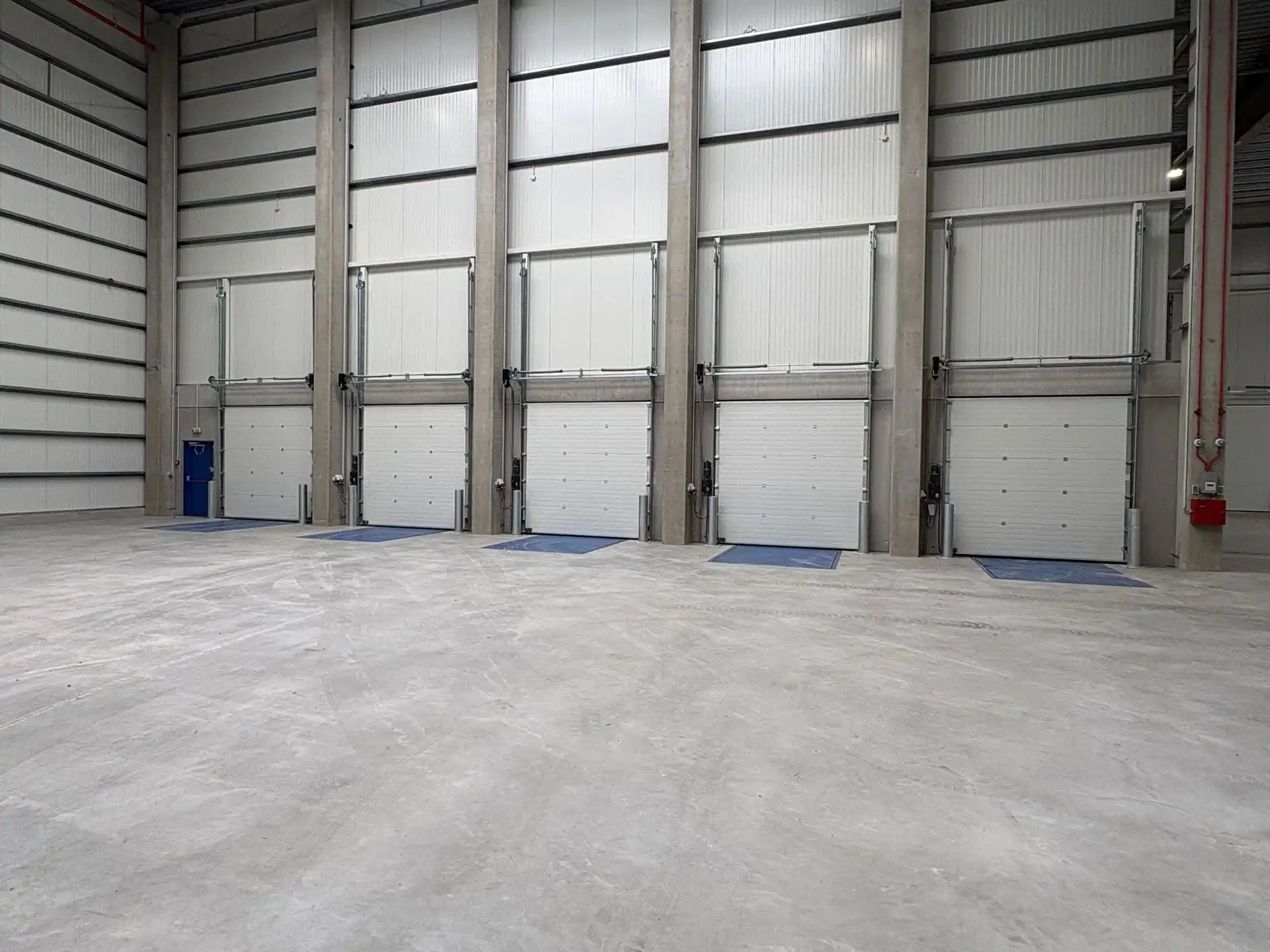 Nieuwbouw magazijn van 6.444m² met 5 los- en laadkades te huur. foto 3