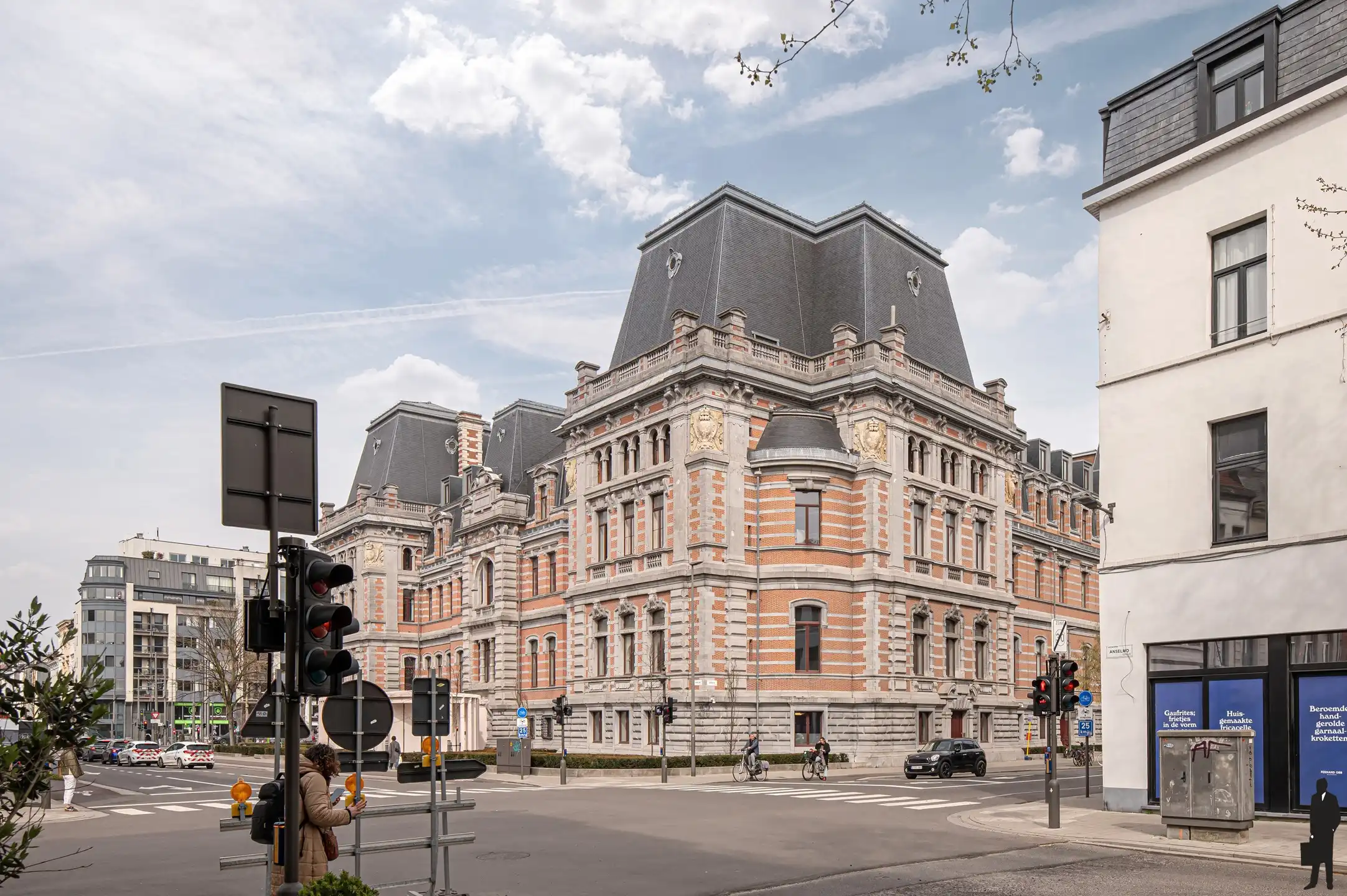 Statig herenhuis met praktijkruimte op toplocatie in Antwerpen foto 8