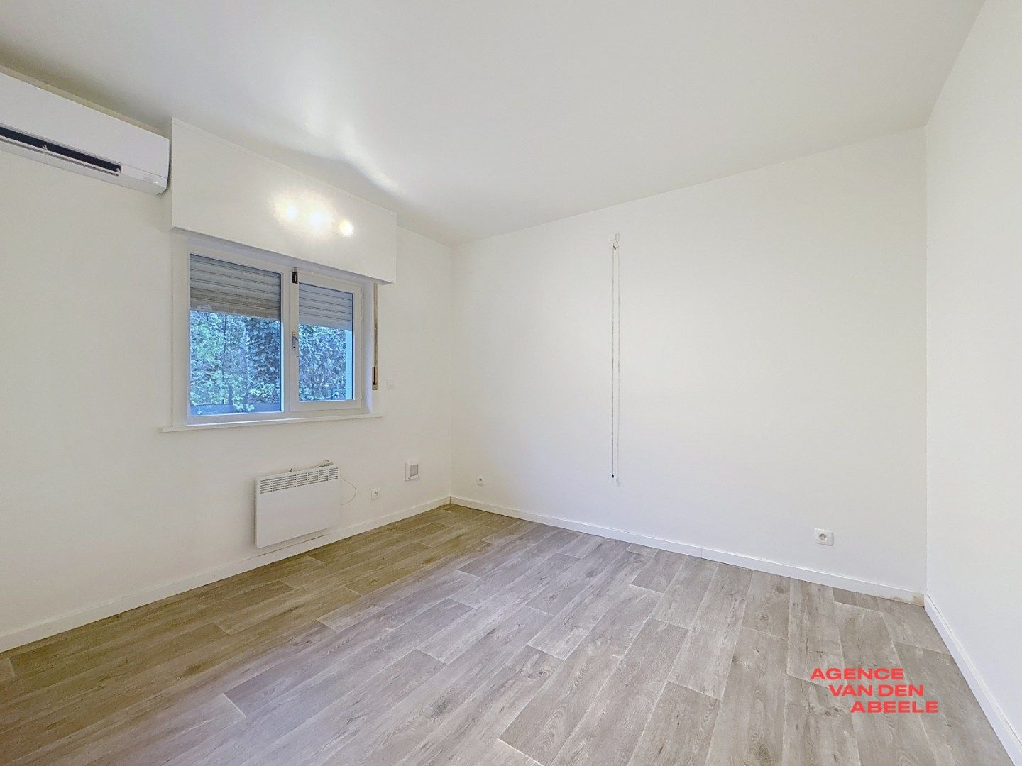 Gelijkvloers appartement met 2 slaapkamers, ruime garage en tuin foto 13