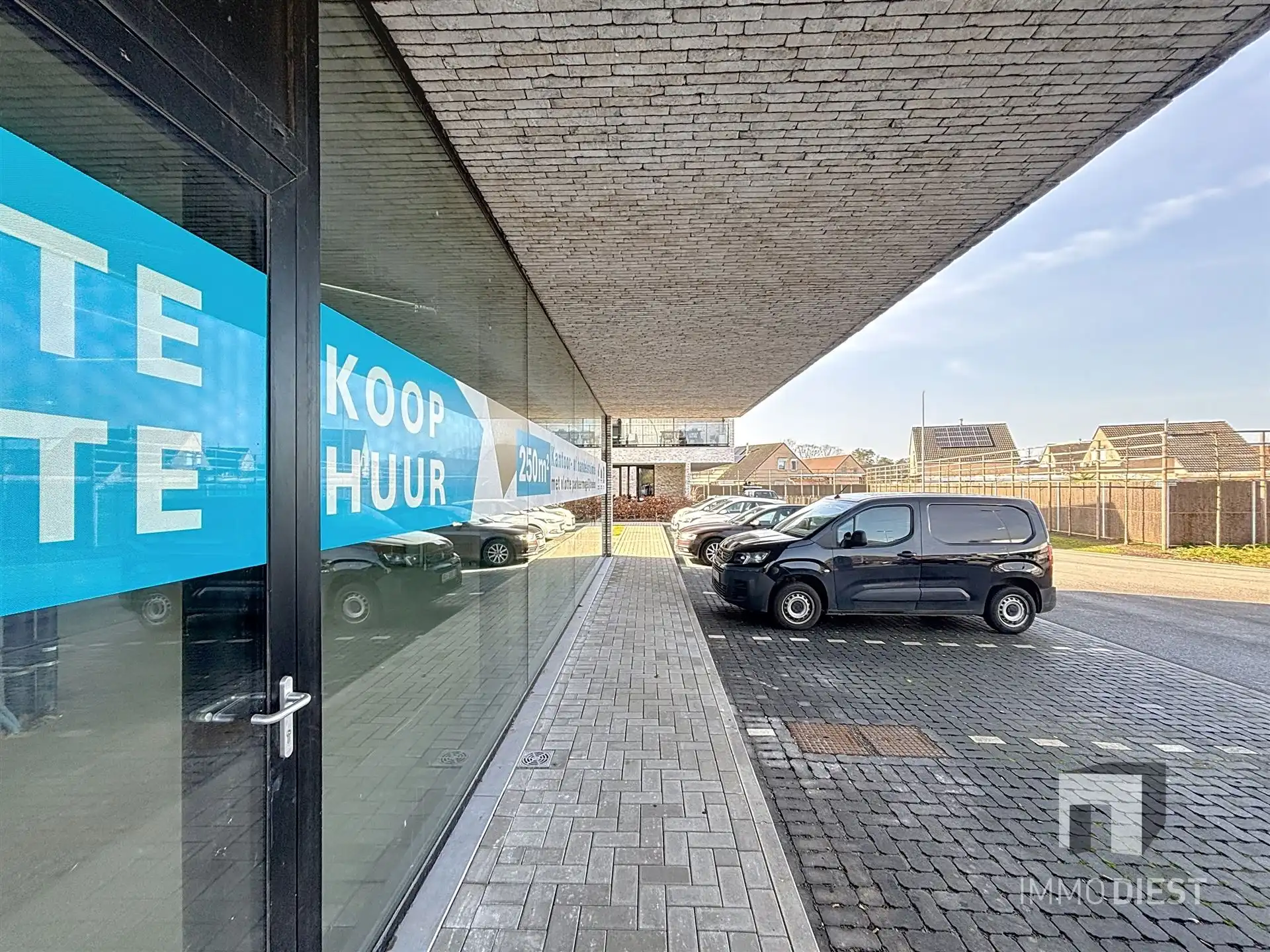 Commercieel Gebouw van 250m2 op toplocatie met parking! foto 3