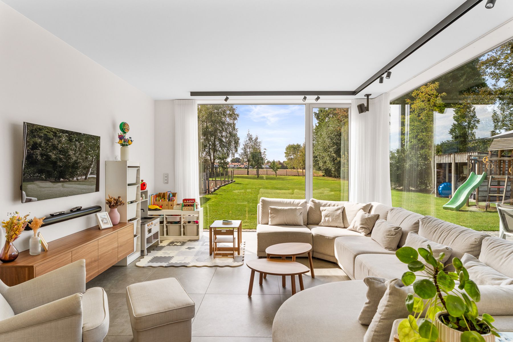Strakke moderne 4 slpk. villa op ruim ZW perceel! foto 3