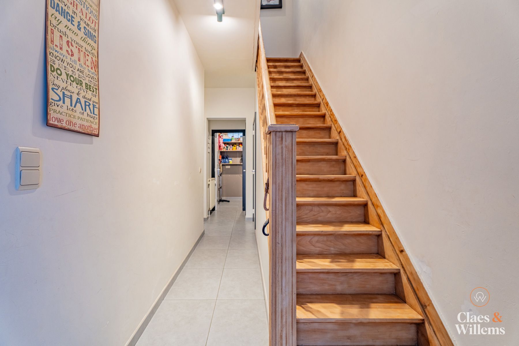 Ruim huis met zonnepanelen en vrije tuin  foto 7