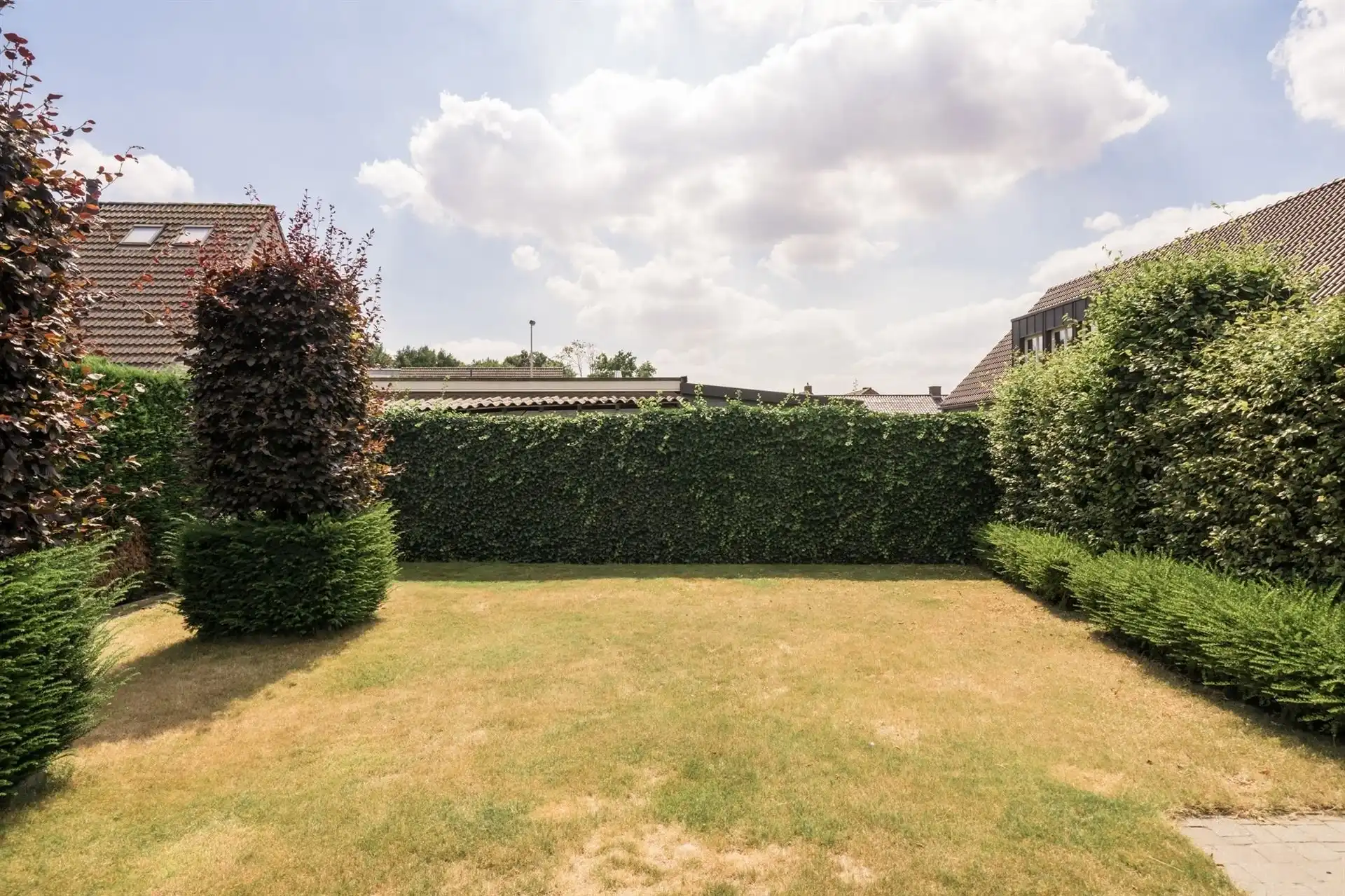 Ruime halfopen bebouwing  met 5 slaapkamers, tuin en garage. foto 26