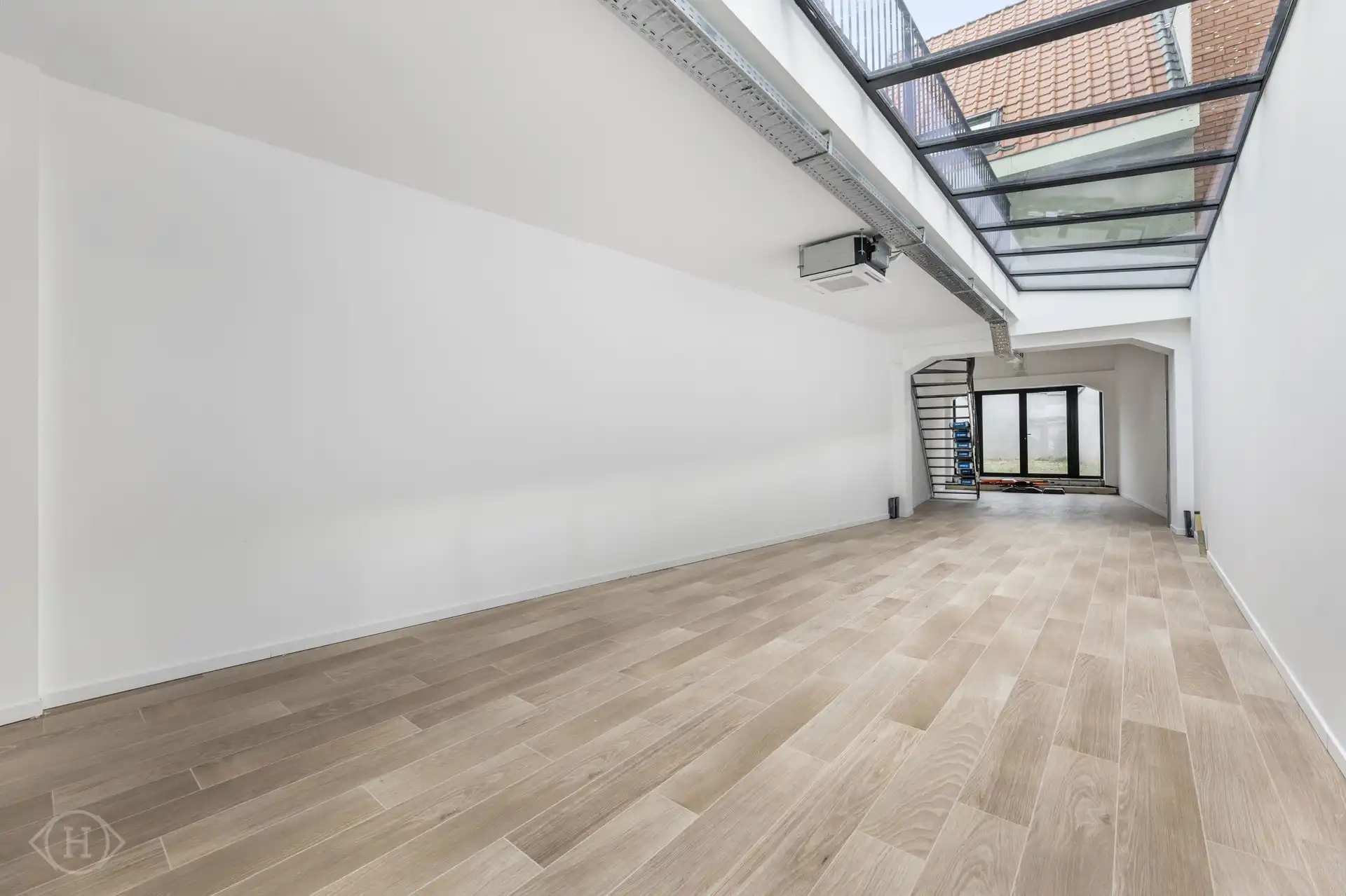 Instapklare handelsruimte met veel lichtinval en stadstuintje foto {{pictureIndex}}