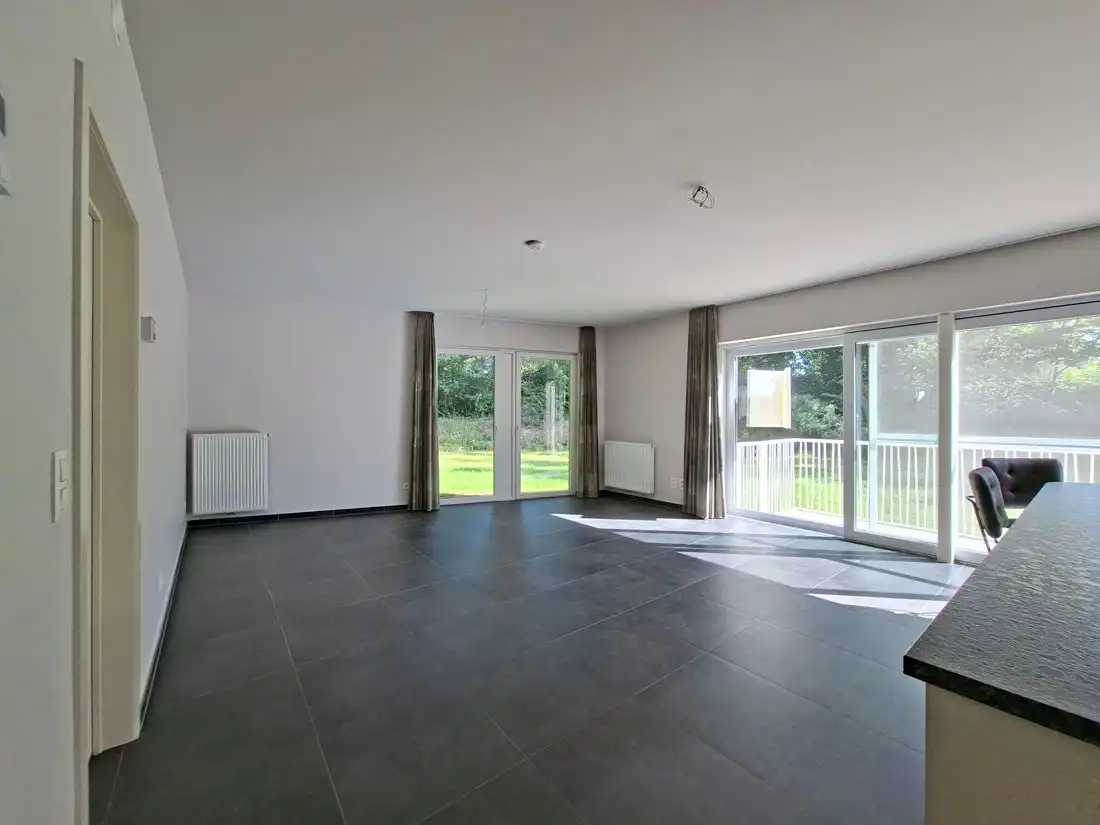 Modern en stijlvol gelijkvloers appartement net buiten Genk centrum foto 6