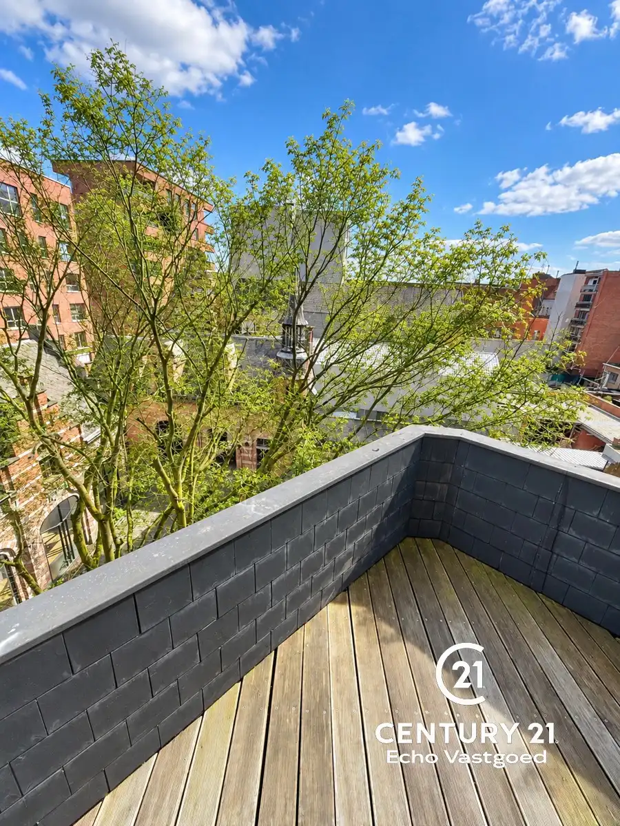 Uniek gelegen, onderhouden 2 slaapk. appartement met balkon foto 4