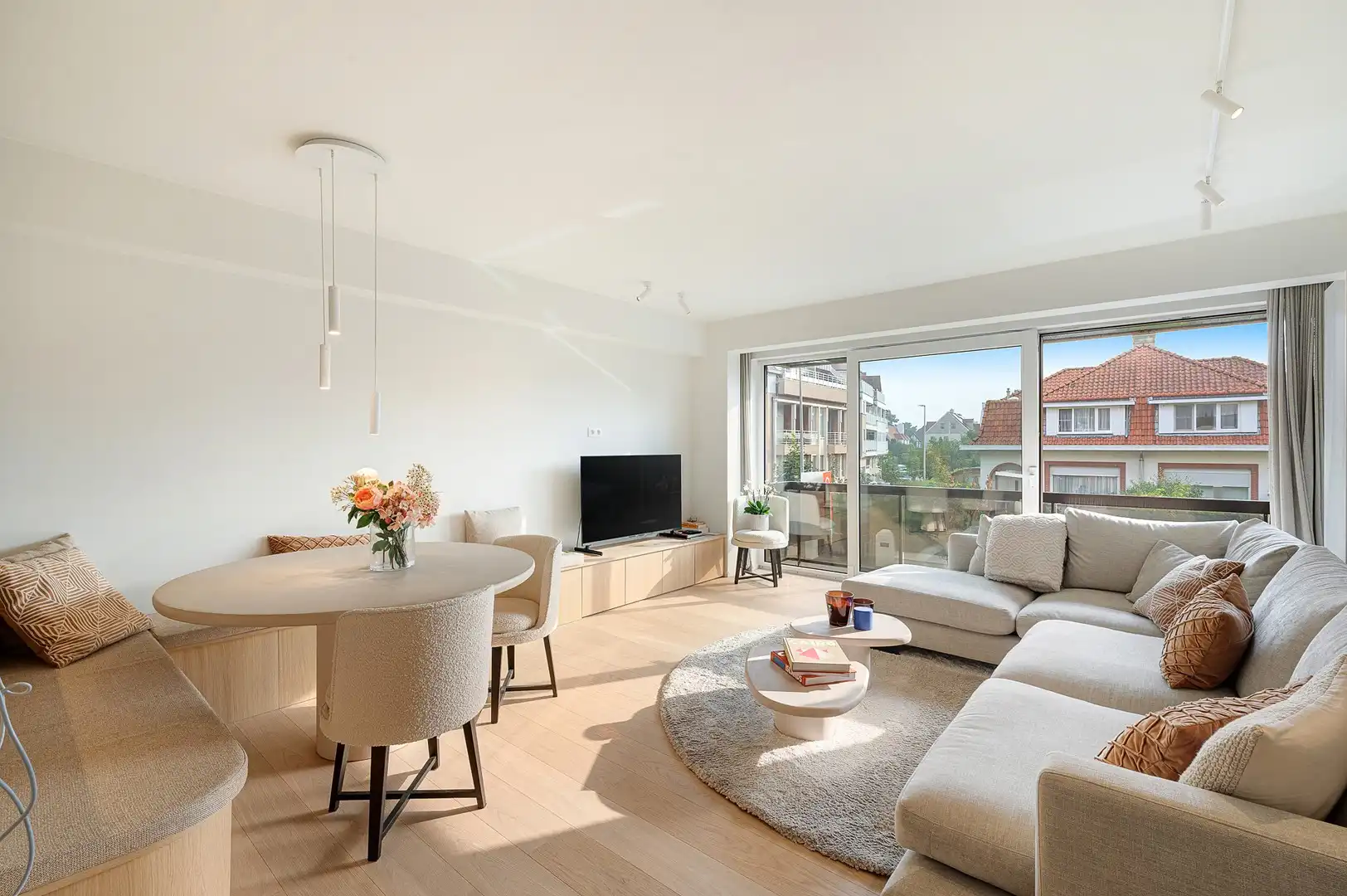 Mooi vernieuwd appartement met open uitzicht en 3 slaapkamers. foto {{pictureIndex}}