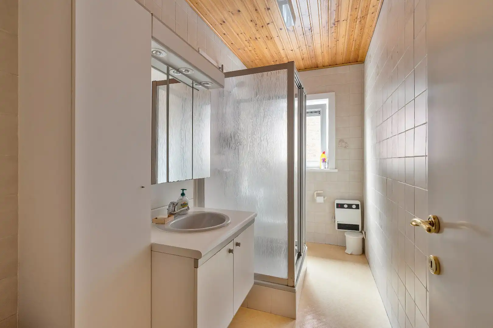 COMMERCIËLE HANDELSWOONST MET 3 SLPKS, GROTE GARAGE EN GUNSTIG EPC foto 18