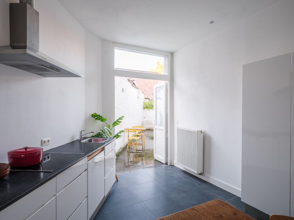 Lichtrijke en instapklare woning met stadskoer nabij Gent Centrum foto 3