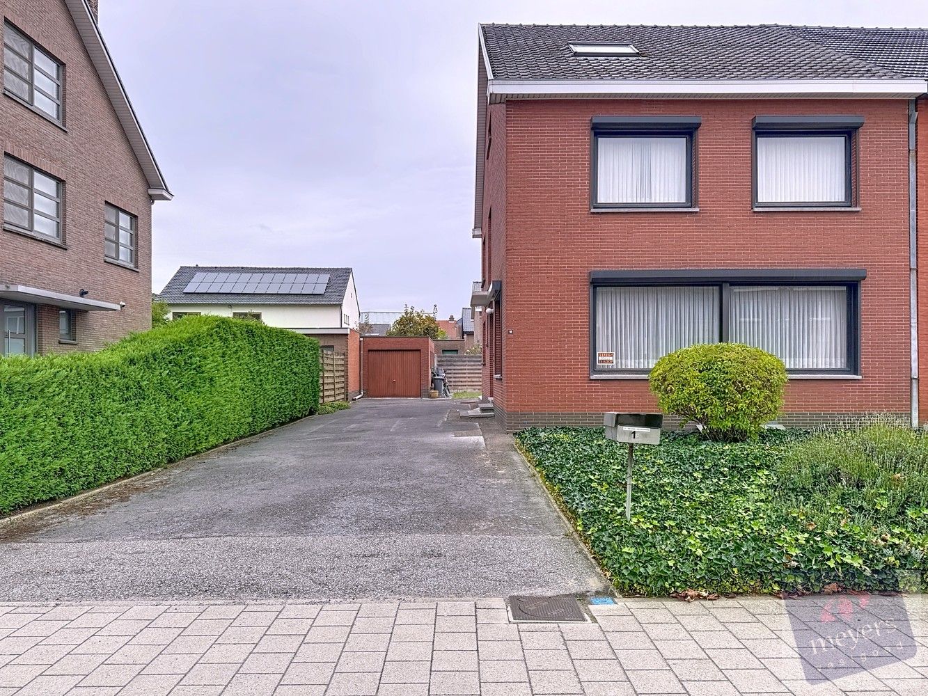 Ruime halfopen gezinswoning met tuin en garage in Hasselt foto {{pictureIndex}}