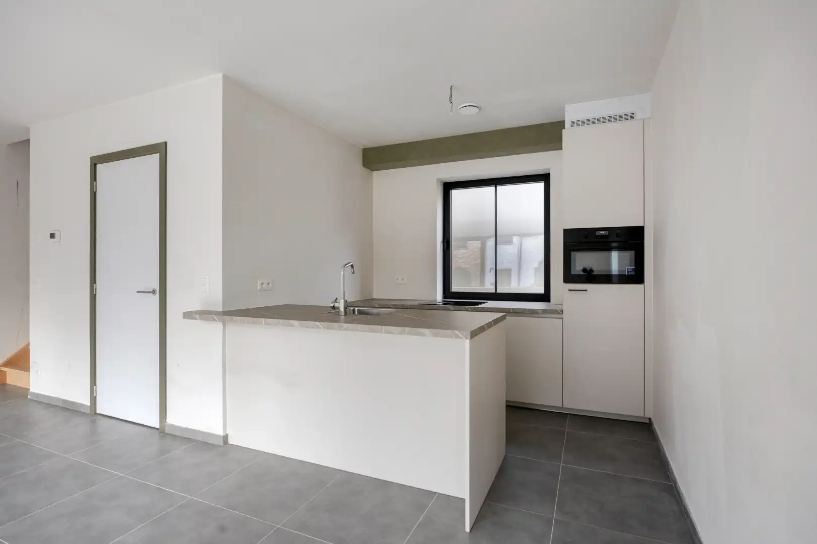 Afgewerkte open bebouwing met 5 slaapkamers, tuin, terras, zolder en garage in Kerkom! - EPB A kWh/m² - bewoonbare opp. 183 m² foto 10