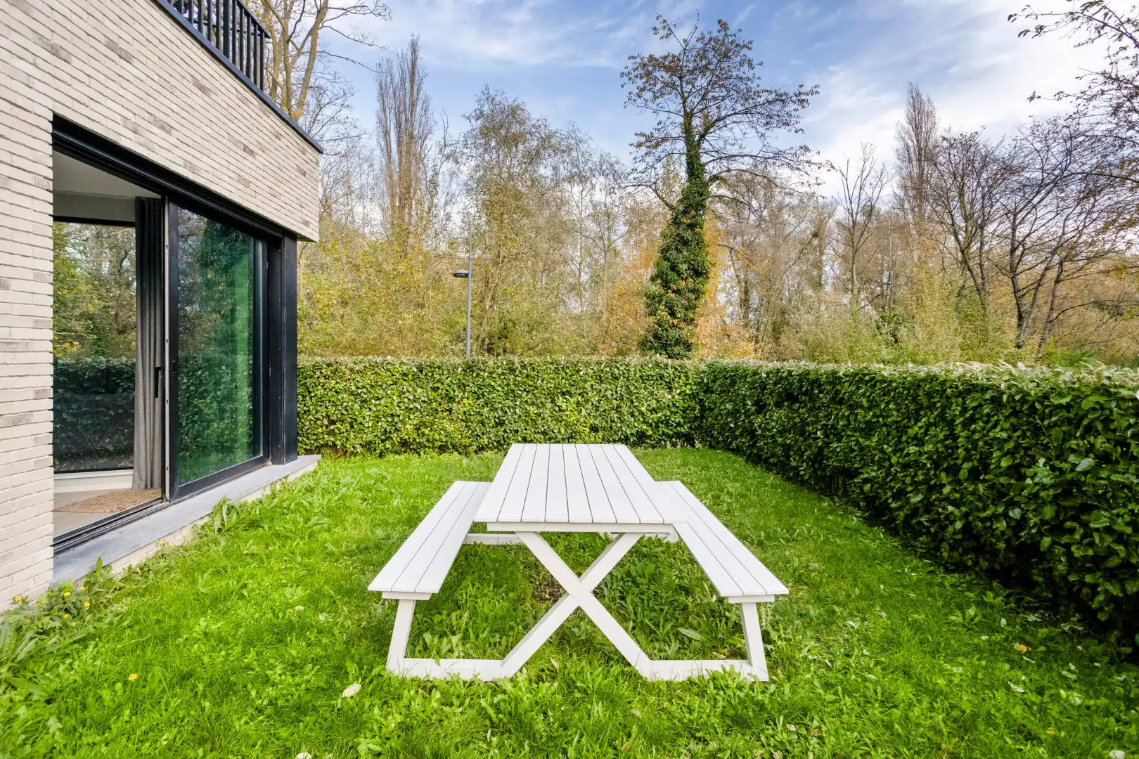3- slaapkamer appartement gelegen te midden van het groen met privatieve tuin. foto 3