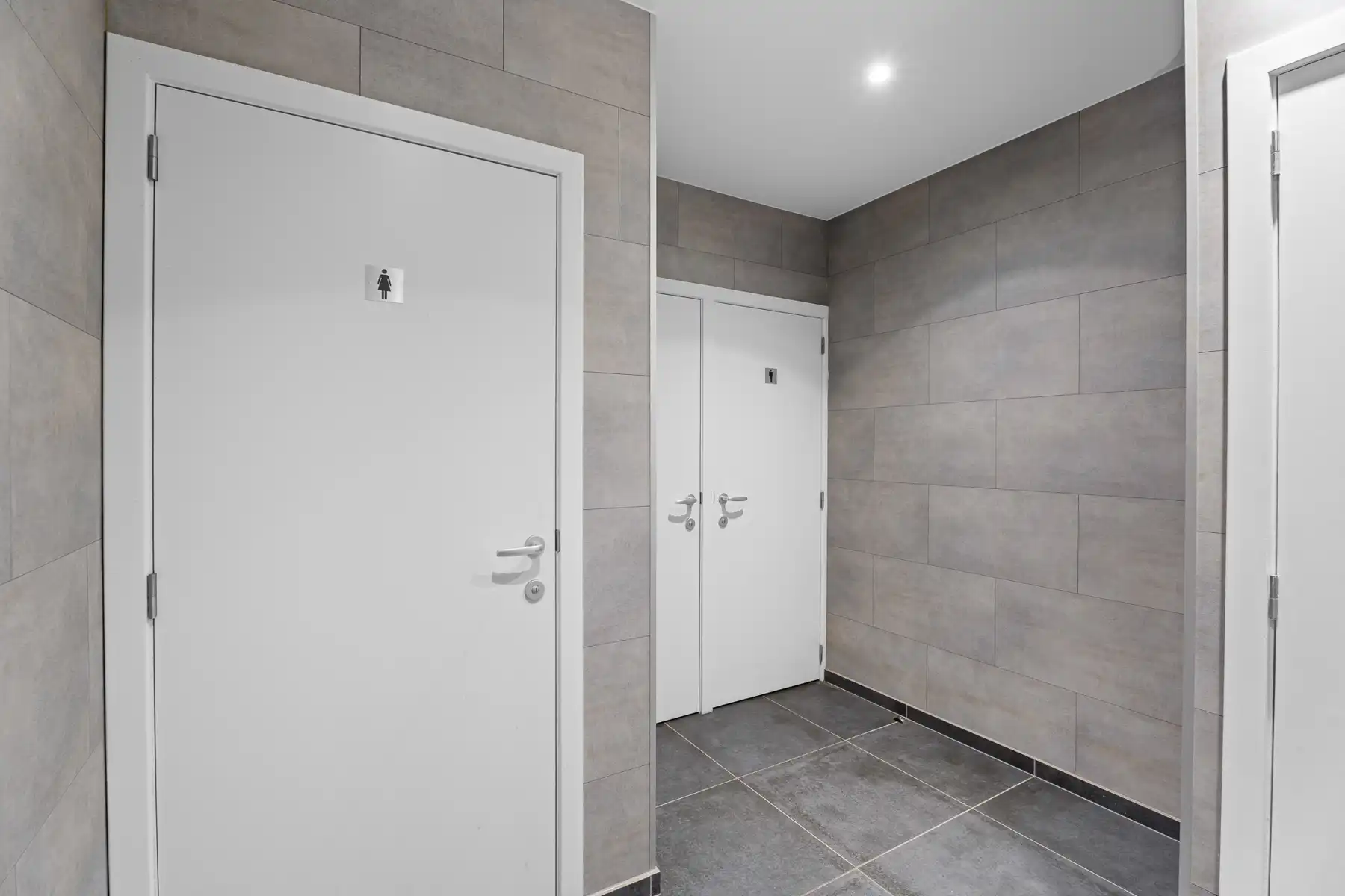 Instapklaar handelspand met woonst op topligging in Oostende foto 8