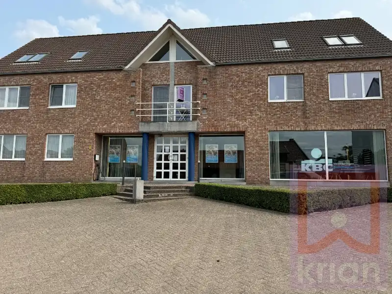 BEMEUBELD - Ruim 2-slaapkamer appartement met terras en garage. foto {{pictureIndex}}
