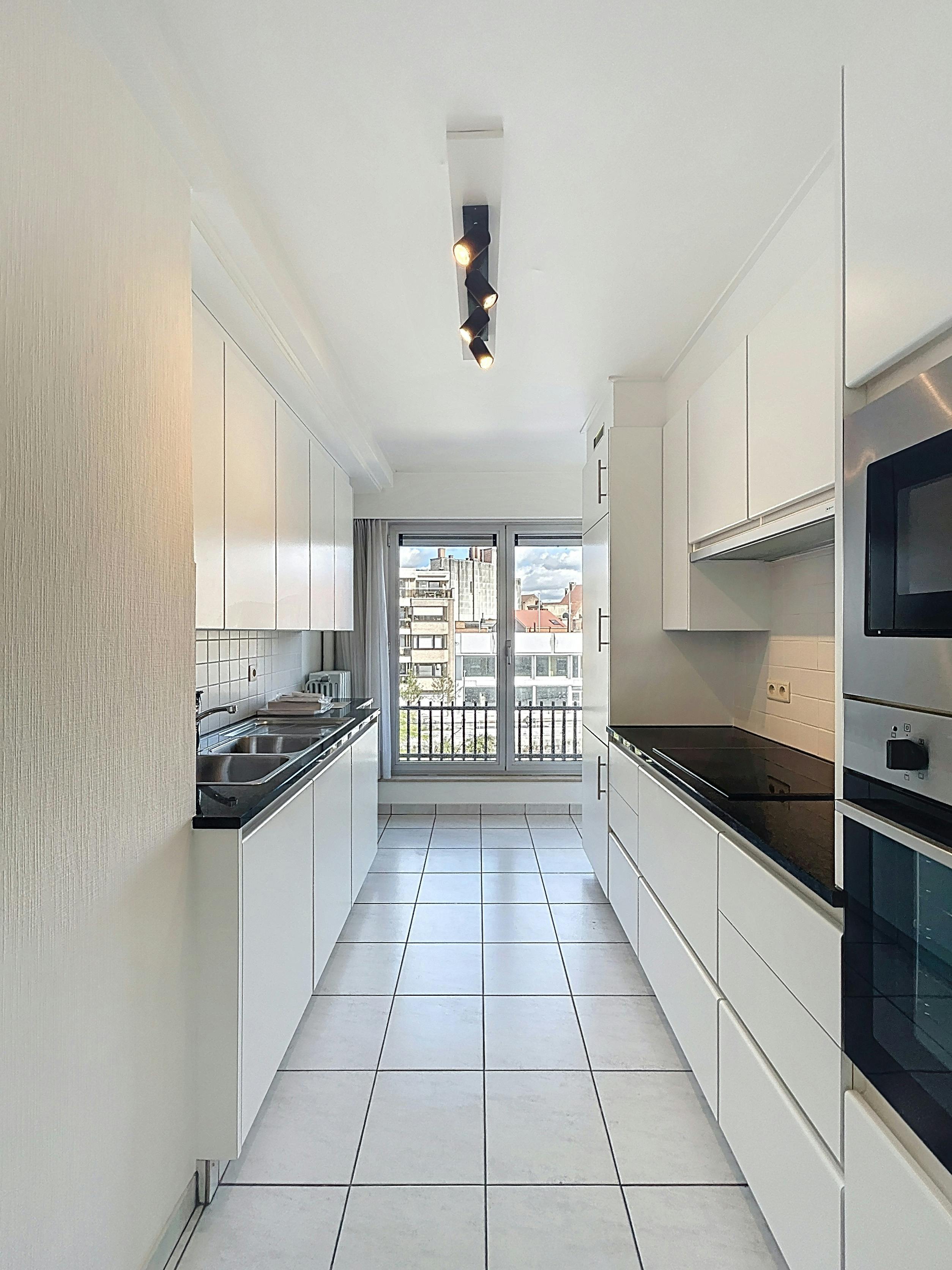 Ruim gerenoveerd appartement te huur aan de Leie te Kortrijk foto 5