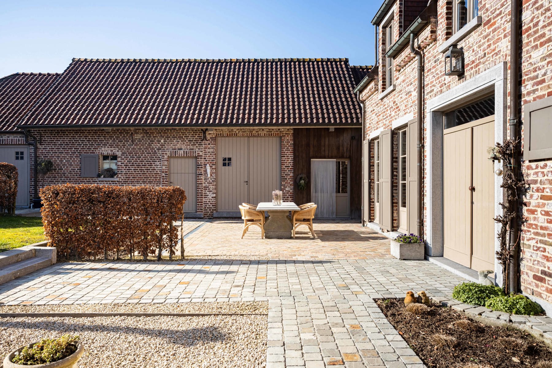 Project "Hoeve" met twee woonentiteiten + weiland foto {{pictureIndex}}