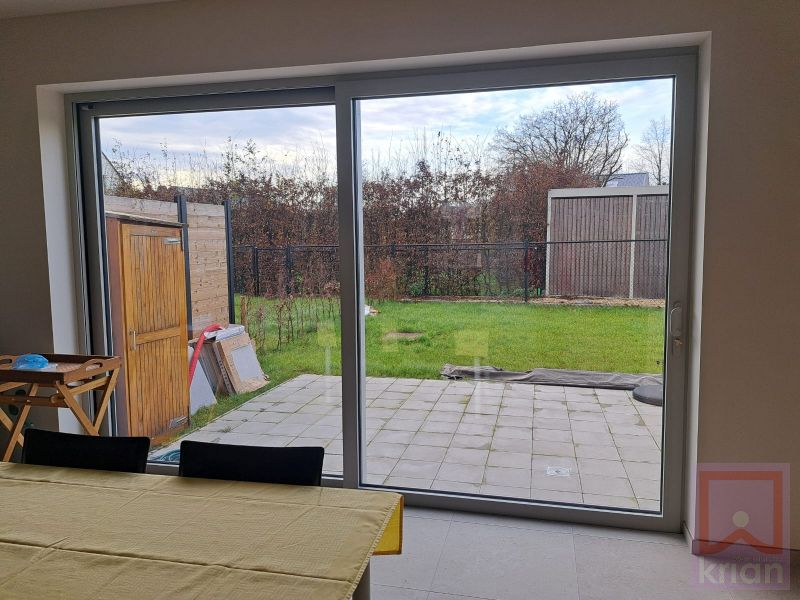 BEMEUBELDE woning met 3 slaapkamers, tuin en carport. foto 14