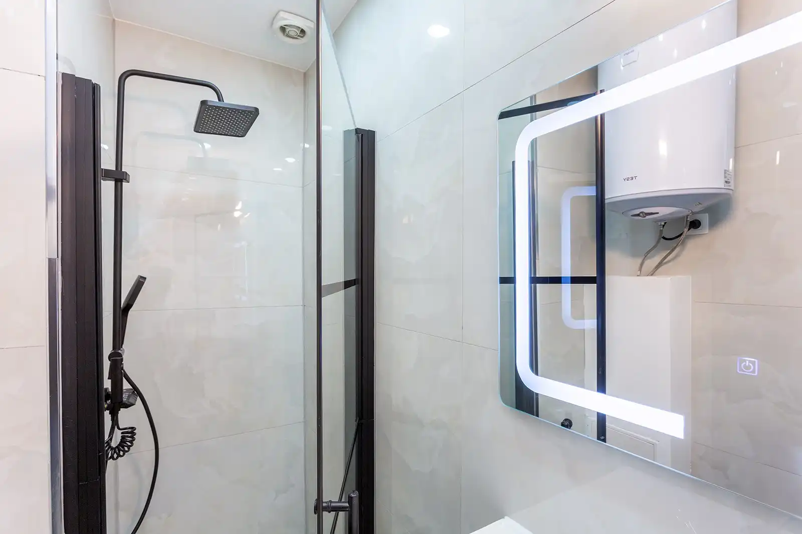 Recent gerenoveerd app. met 2 slpks en 2 terrassen foto 17