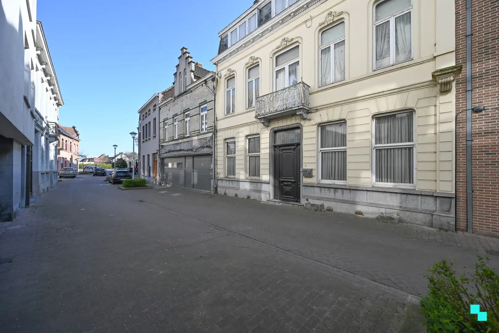 Hoofdfoto van de publicatie: Te renoveren herenwoning te centrum Izegem nabij het kanaal.