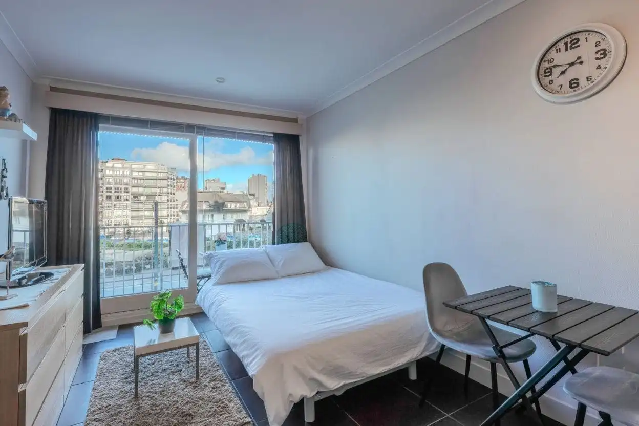 Instapklare studio met terras en zeezicht te Westende! foto 5