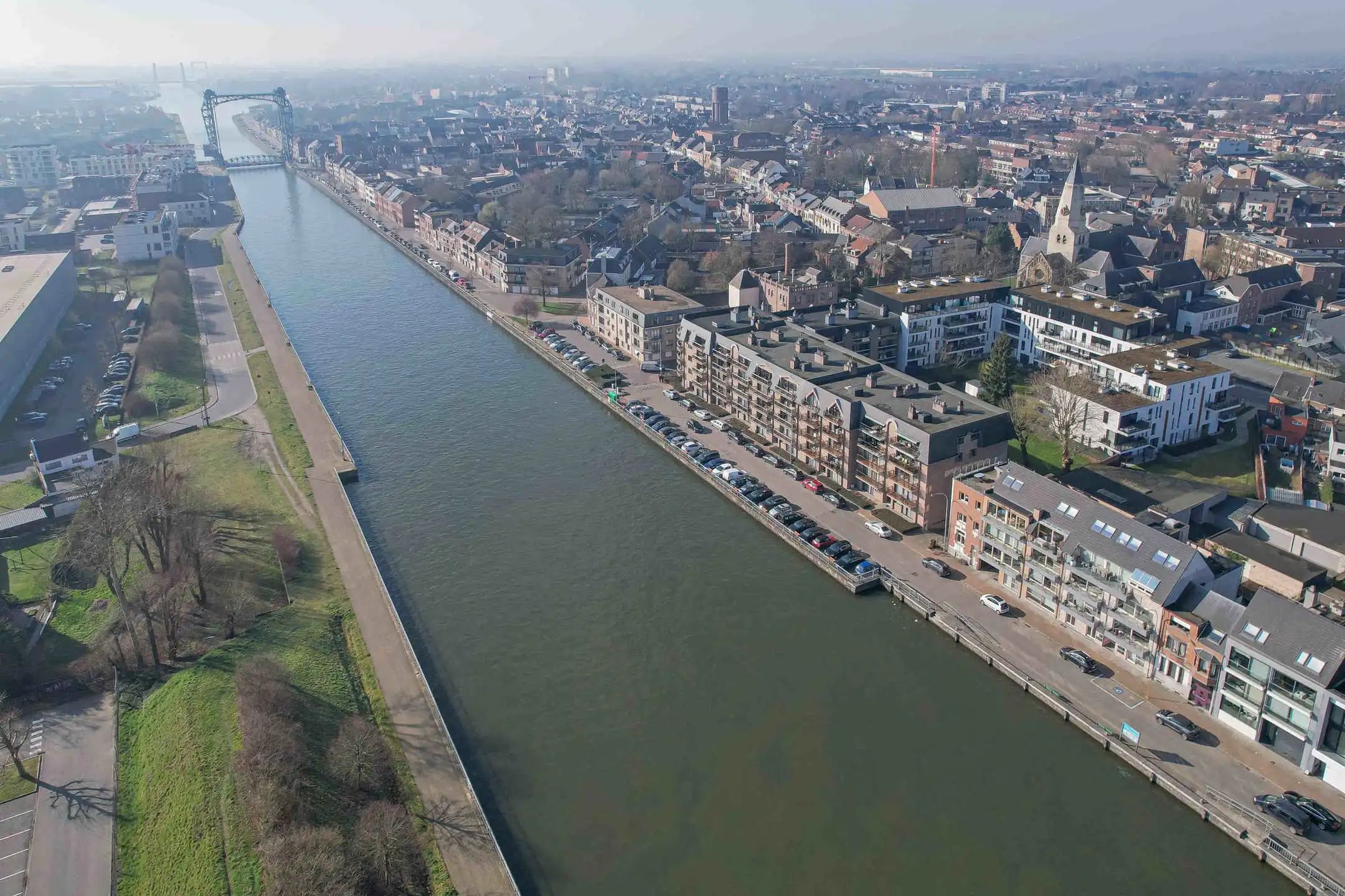Lichtrijk appartement met terras en zicht op het water foto 19