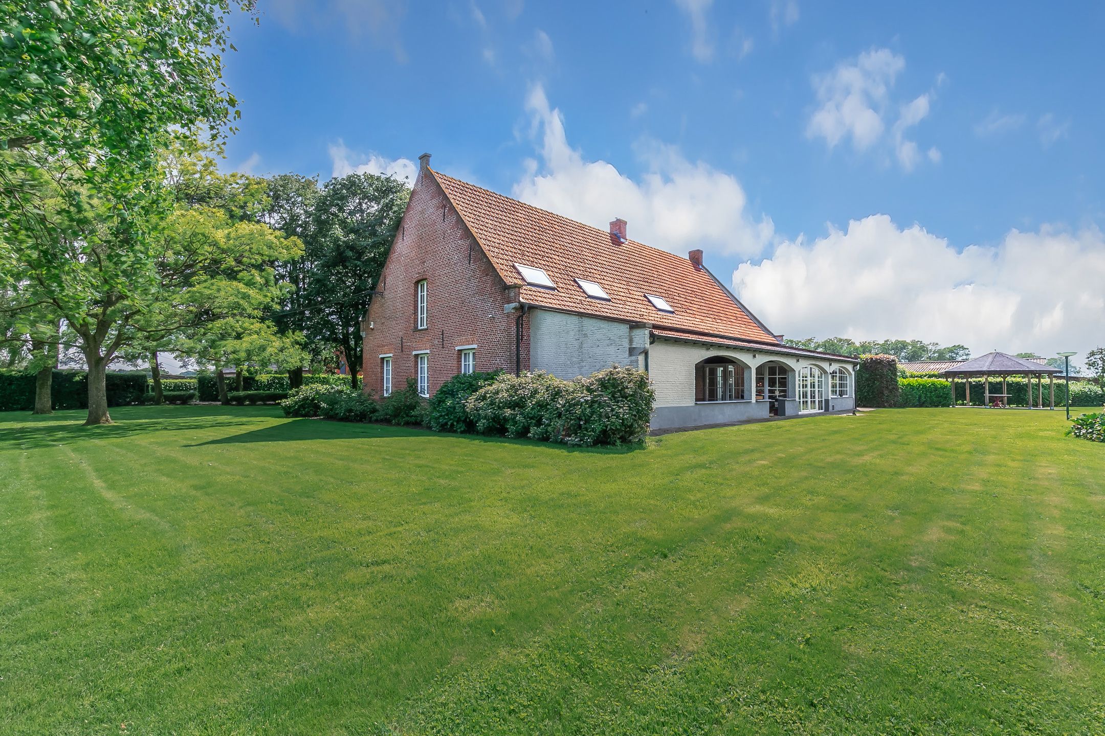 Authentieke herenhoeve op ruim perceel van 5.856 m² foto 1