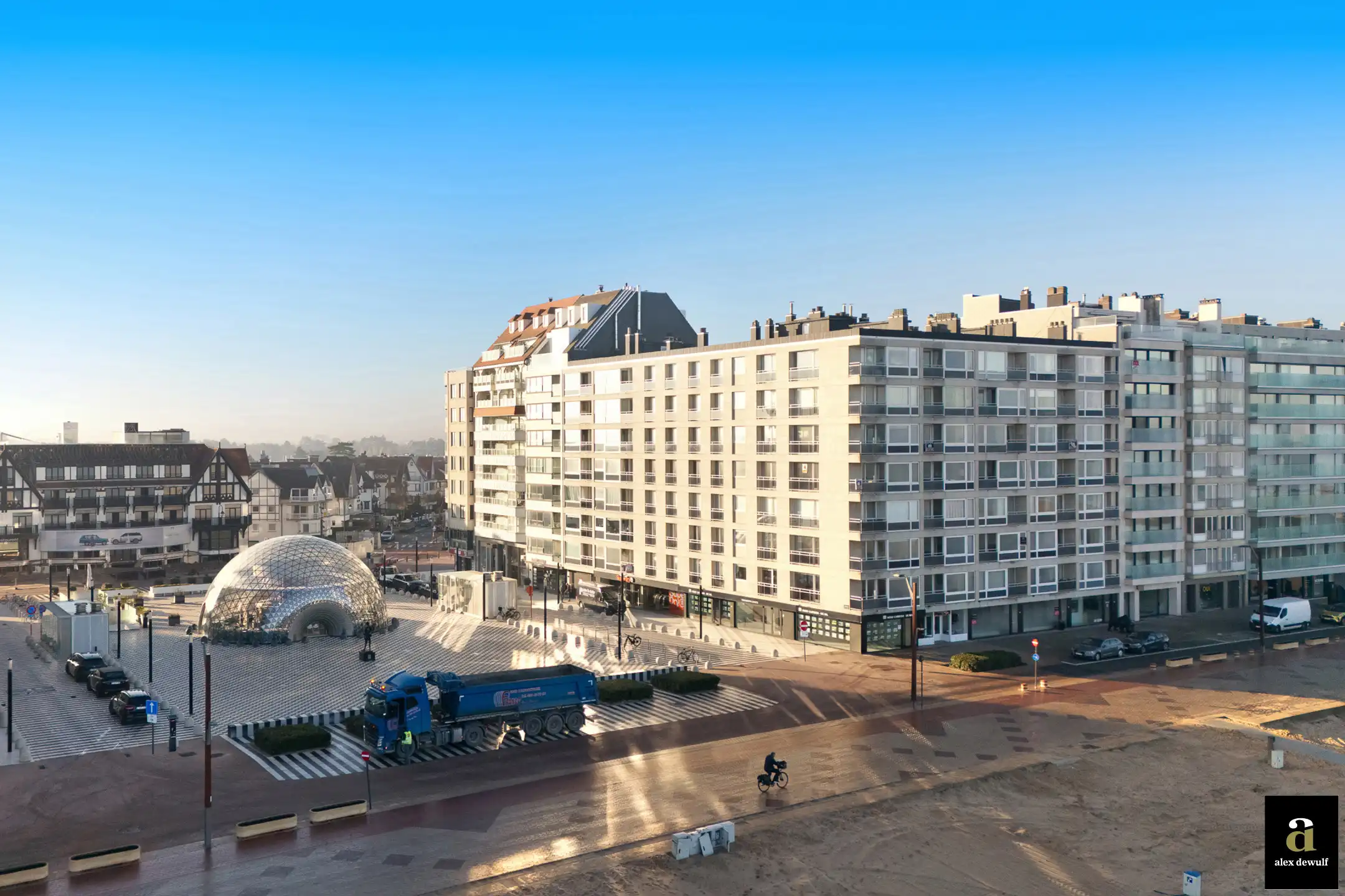 Brede, afgesloten garagebox onder het Albertplein (Het Zoute) foto {{pictureIndex}}