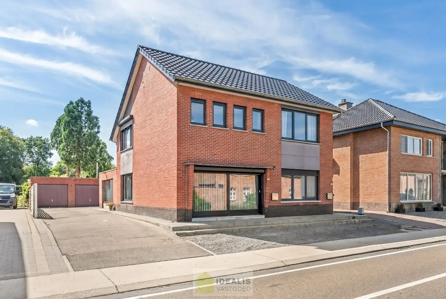 IDEALIS VASTGOED – EENGEZINSWONING MET EEN KNAPPE LEEFRUIMTE MET OPEN HAARD EN AANSLUITEND OPEN MODERNE KEUKEN, EEN HEERLIJKE VERANDA, MOGELIJKHEID TOT 4 SLAAPKAMERS, 2 BADKAMERS, 2 GARAGES EN EEN RUIM WERKHUIS MOMENTEEL INGERICHT ALS LOUNGERUIMTE, VOLLEDIG AANGELEGD MET EEN KNAPPE TUIN OP EEN PERCEEL VAN 8A 65CA! Deze ruime gezinswoning omvat +- 204m² netto bewoonbare oppervlakte met een aangename woonkamer bestaande uit zit-en eetgedeelte, een open moderne keuken, veranda, mogelijkheid tot 4 slaapkamers en 2 badkamers. Momenteel is de woning ingericht als 2 aparte woongelegenheden. Tevens beschikt de woning over een apart garagegebouw bestaande uit 2 garages met achterliggend een werkhuis momenteel ingericht als loungeruimte. Een unieke kans voor kandidaten op zoek naar een ééngezinswoning voorzien van alle faciliteiten op een fijne locatie tussen de centra van Oudsbergen, Bocholt, Bree en Peer! De huidige eigenaar heeft reeds een nieuw dak aangekocht. Dit wordt geplaatst voor de... foto 2