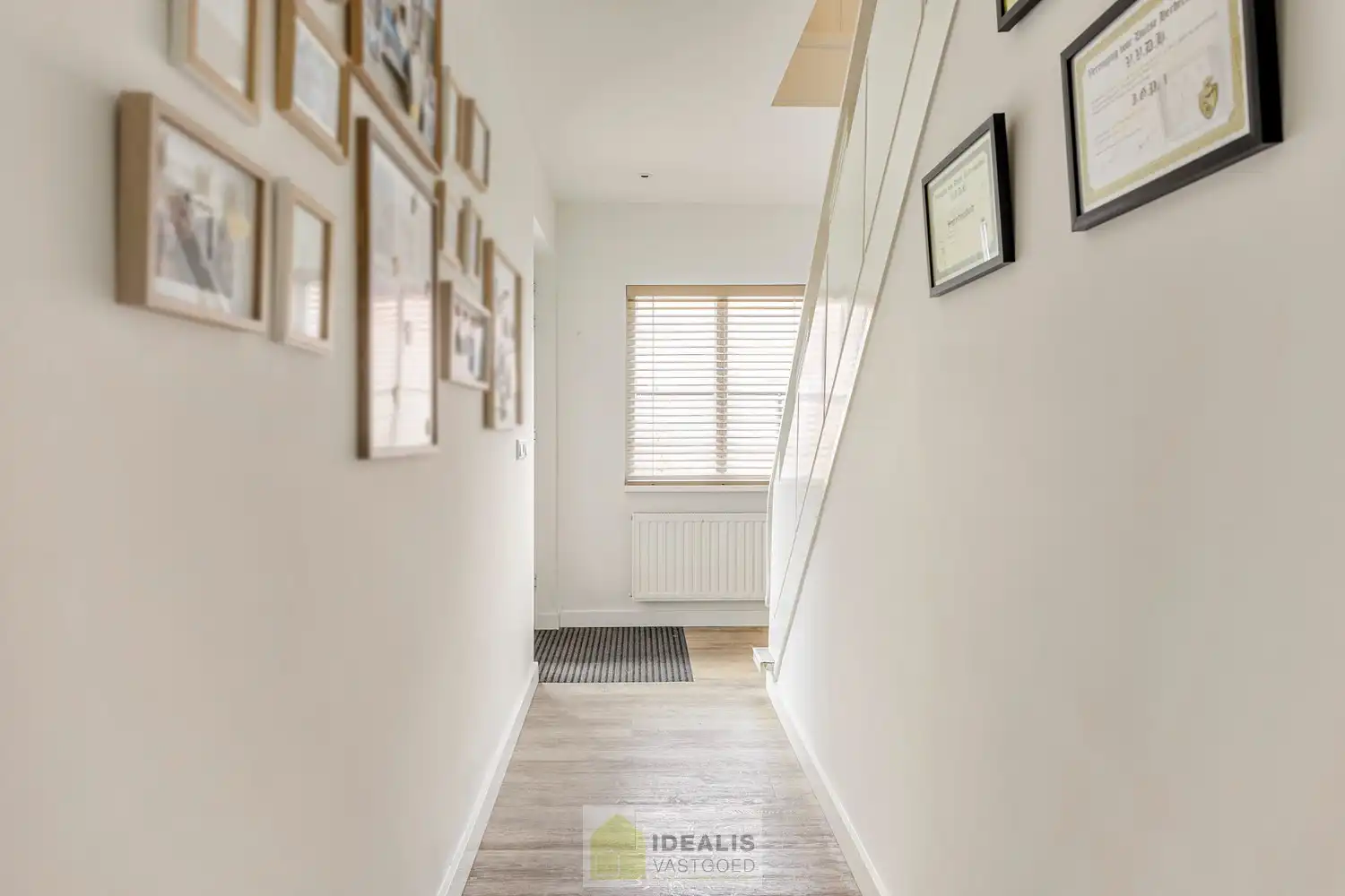 Recent gerenoveerde en perfect onderhouden eengezinswoning met lichtrijke leefruimte, praktisch uitgeruste keuken, 3 slaapkamers, knappe badkamer en knap bijgebouw! foto 7