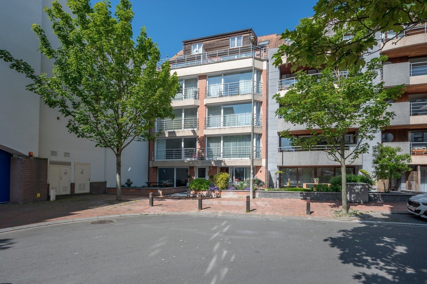 Ruim appartement met 3 slaapkamers en 2 badkamers in Knokke met open zicht in de straat.  foto 1