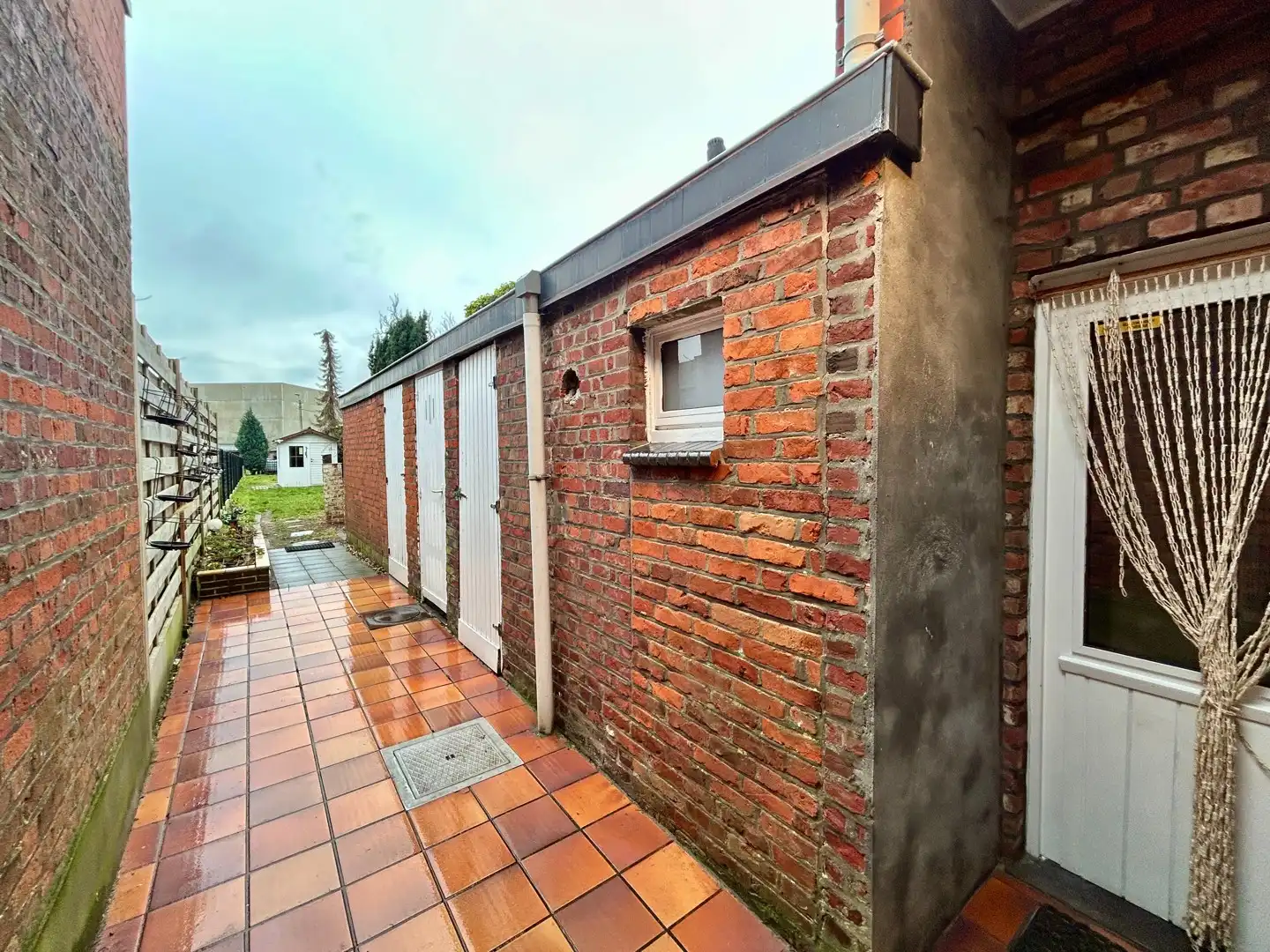 Karaktervolle rijwoning met tuin en garage te Izegem! foto 10