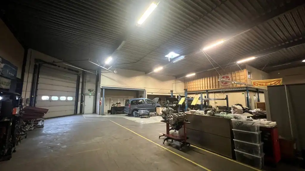 Verwarmd magazijn met kantoren te huur in Industriepark-Drongen foto 5