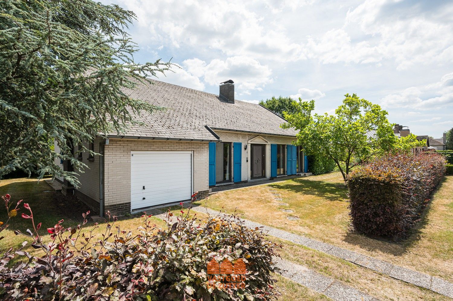 Lichtrijke bungalow met zonnige tuin en garage foto 3