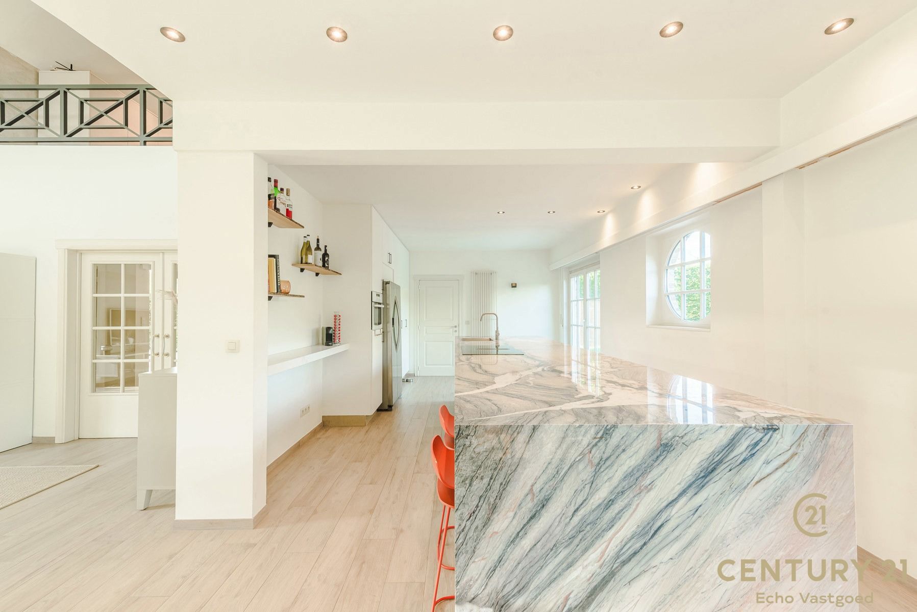 Praktisch gelegen, perfect onderhouden villa met zwembad foto 8