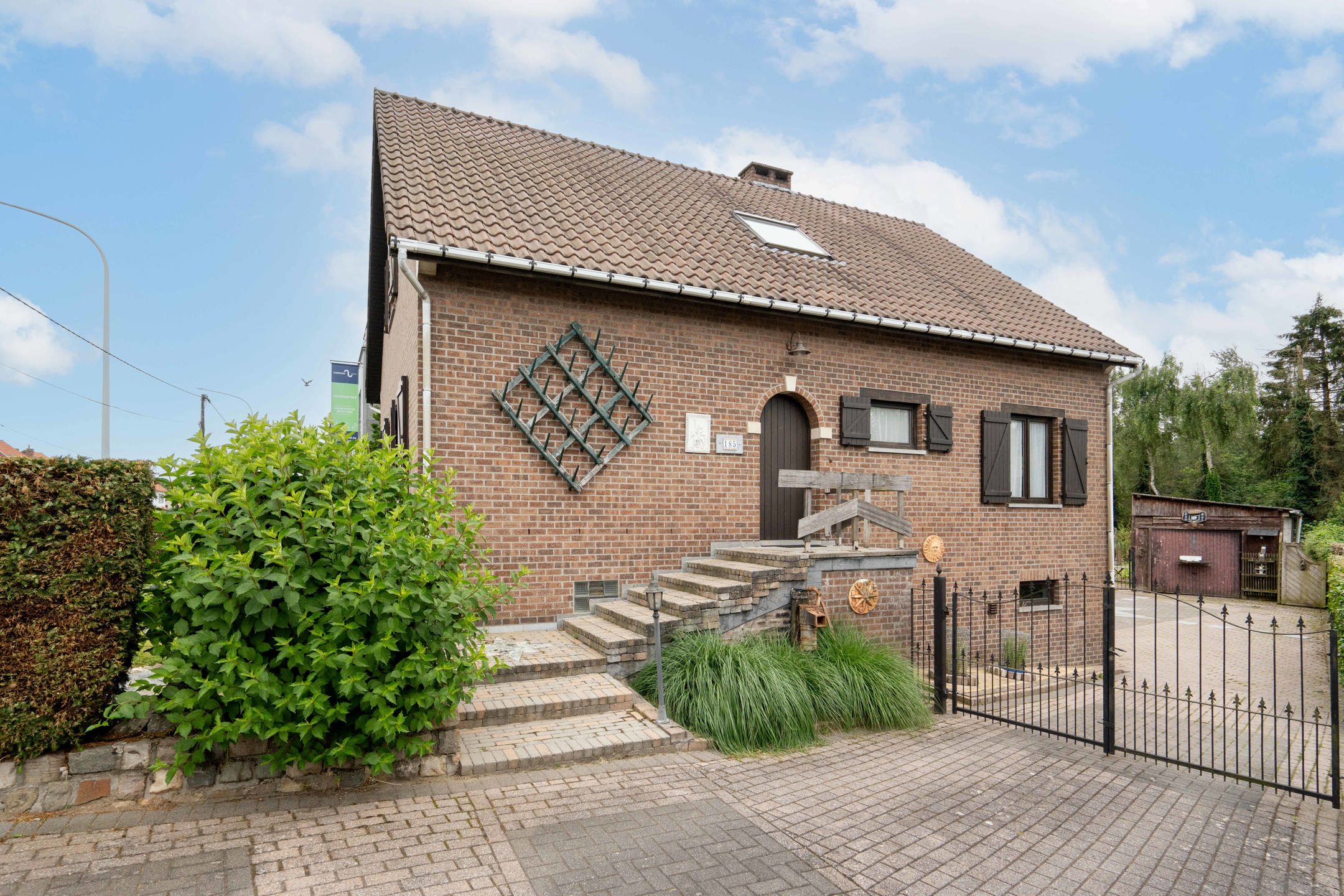 Zeer ruime woning  met 5 slaapkamers op perceel van 11 are foto {{pictureIndex}}