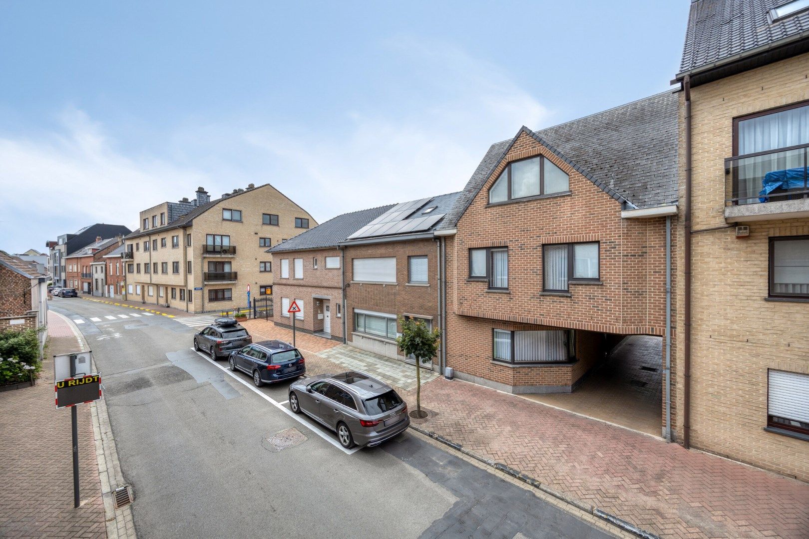 Opbrengsteigendom met 3 appartementen + 2 garages – toplocatie in Merchtem! foto 3